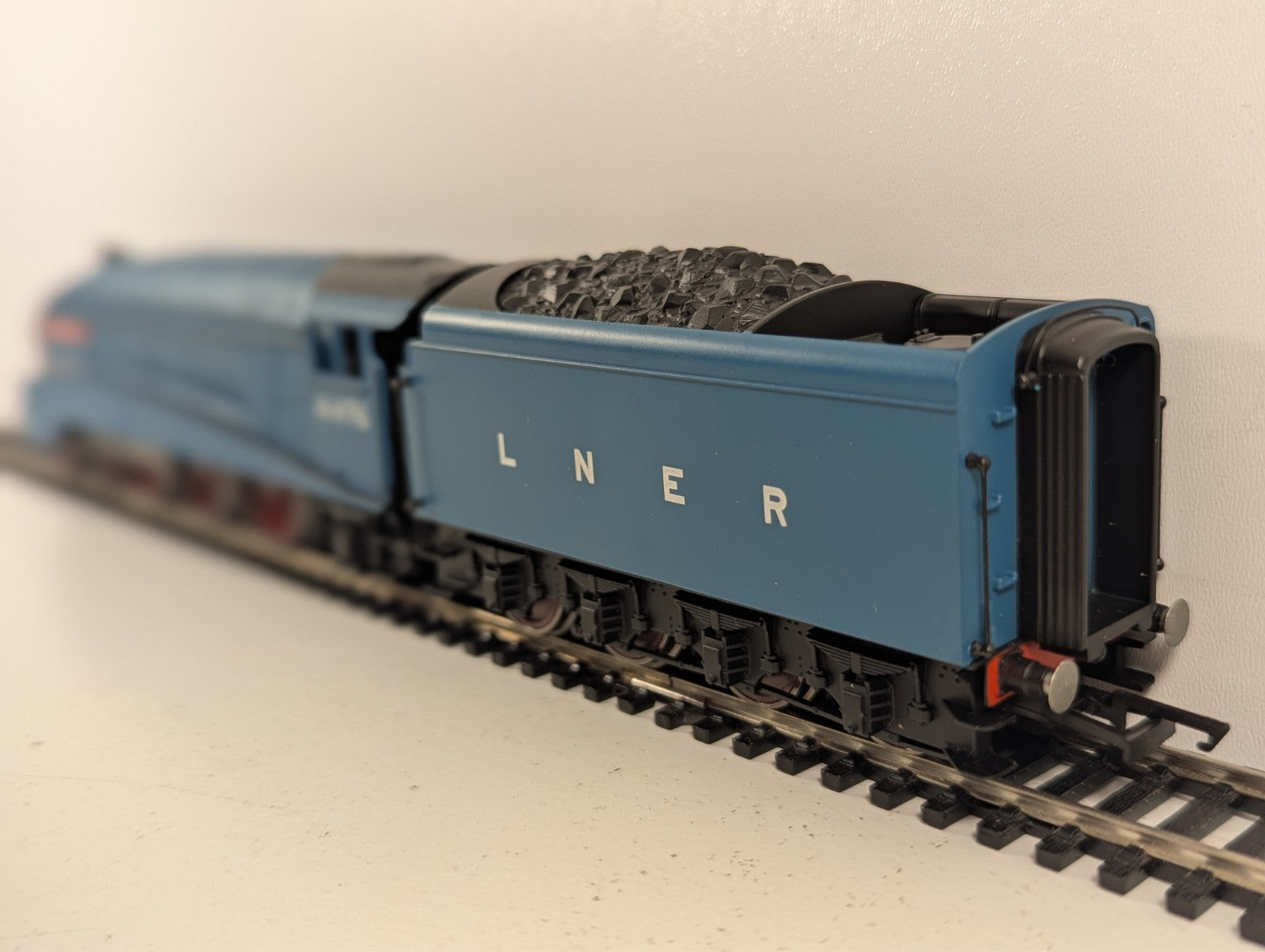 Hornby R3280 Golden Shuttle DCC Ready LNER Class A4 Pacific - Boxed