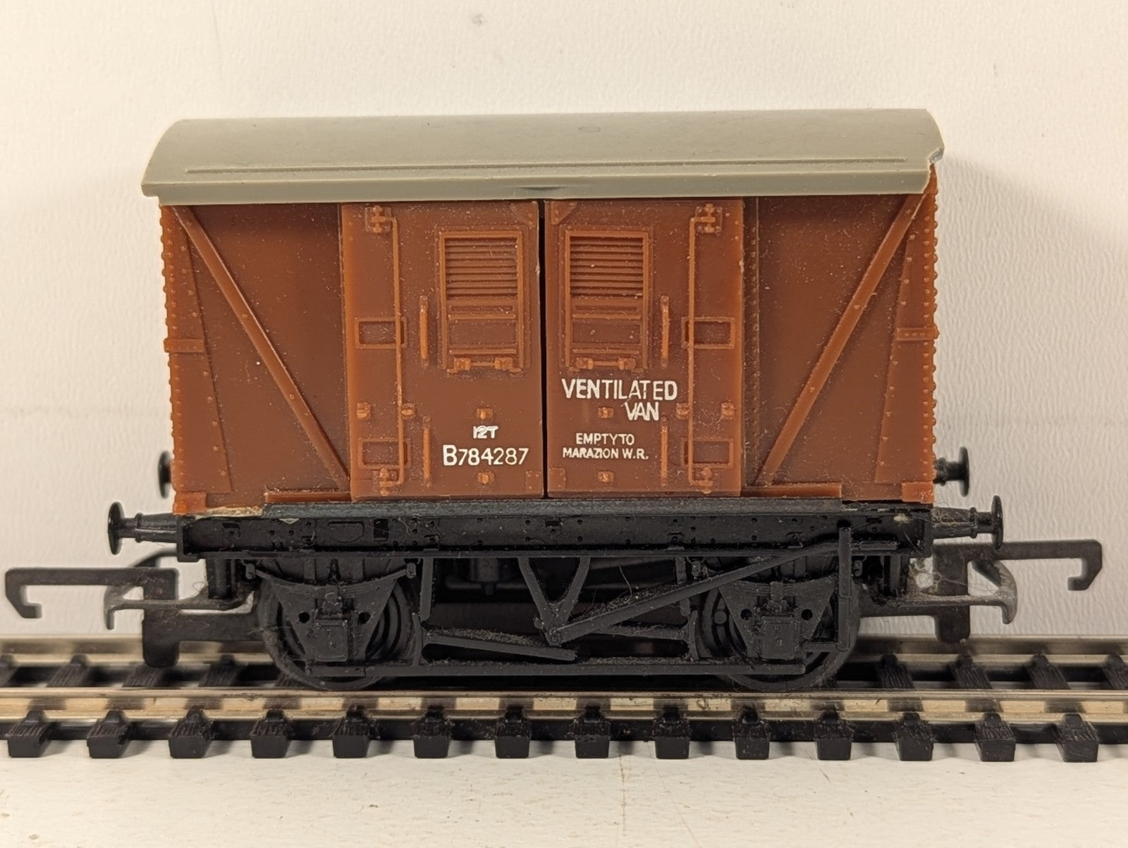 Hornby OO Gauge BR 12T Ventilated Van 'Marazion' Goods Wagon B78428