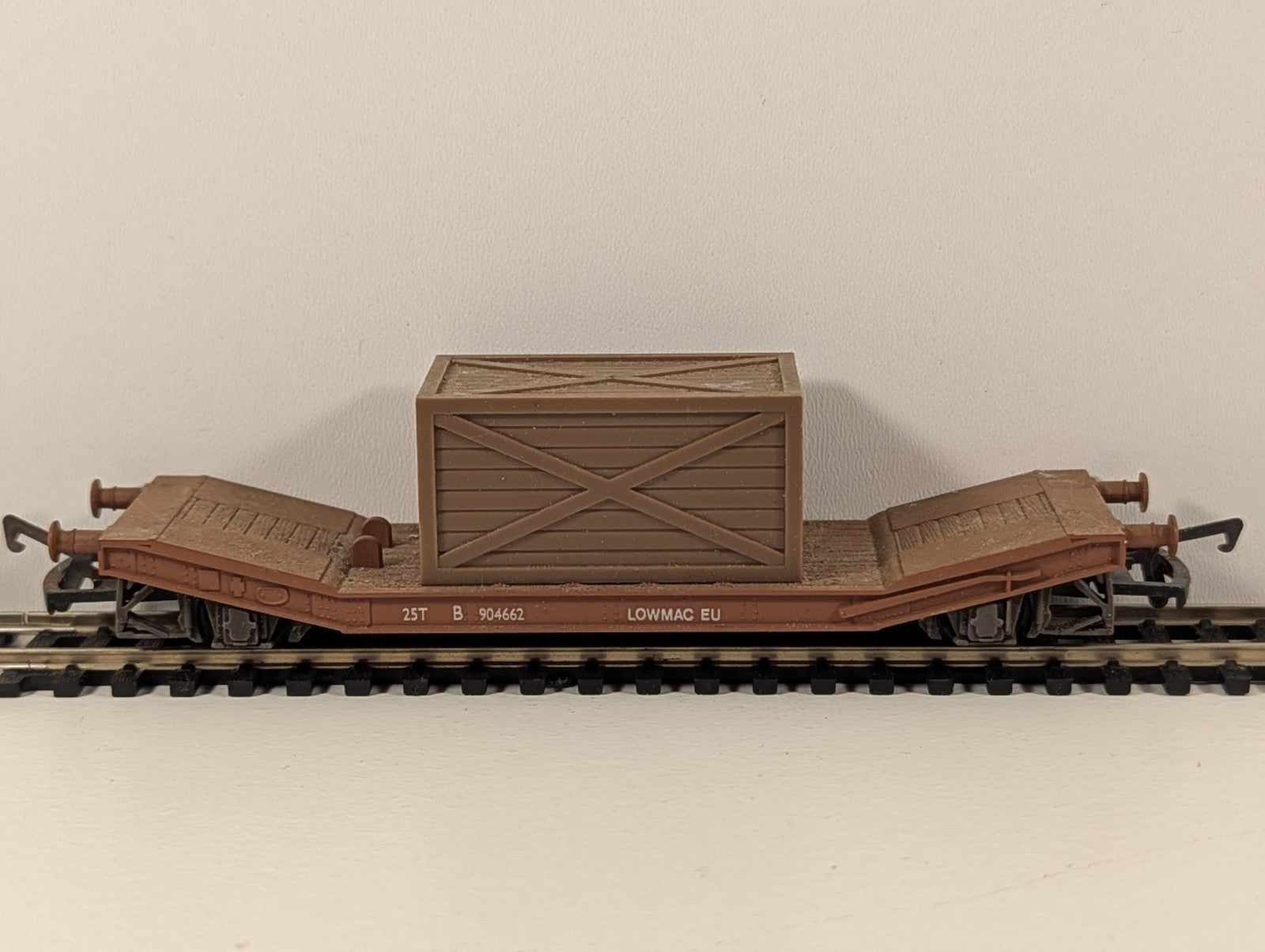 Airfix 54330 25-Ton Lowmac Machine Wagon – Crate Load – OO Gauge