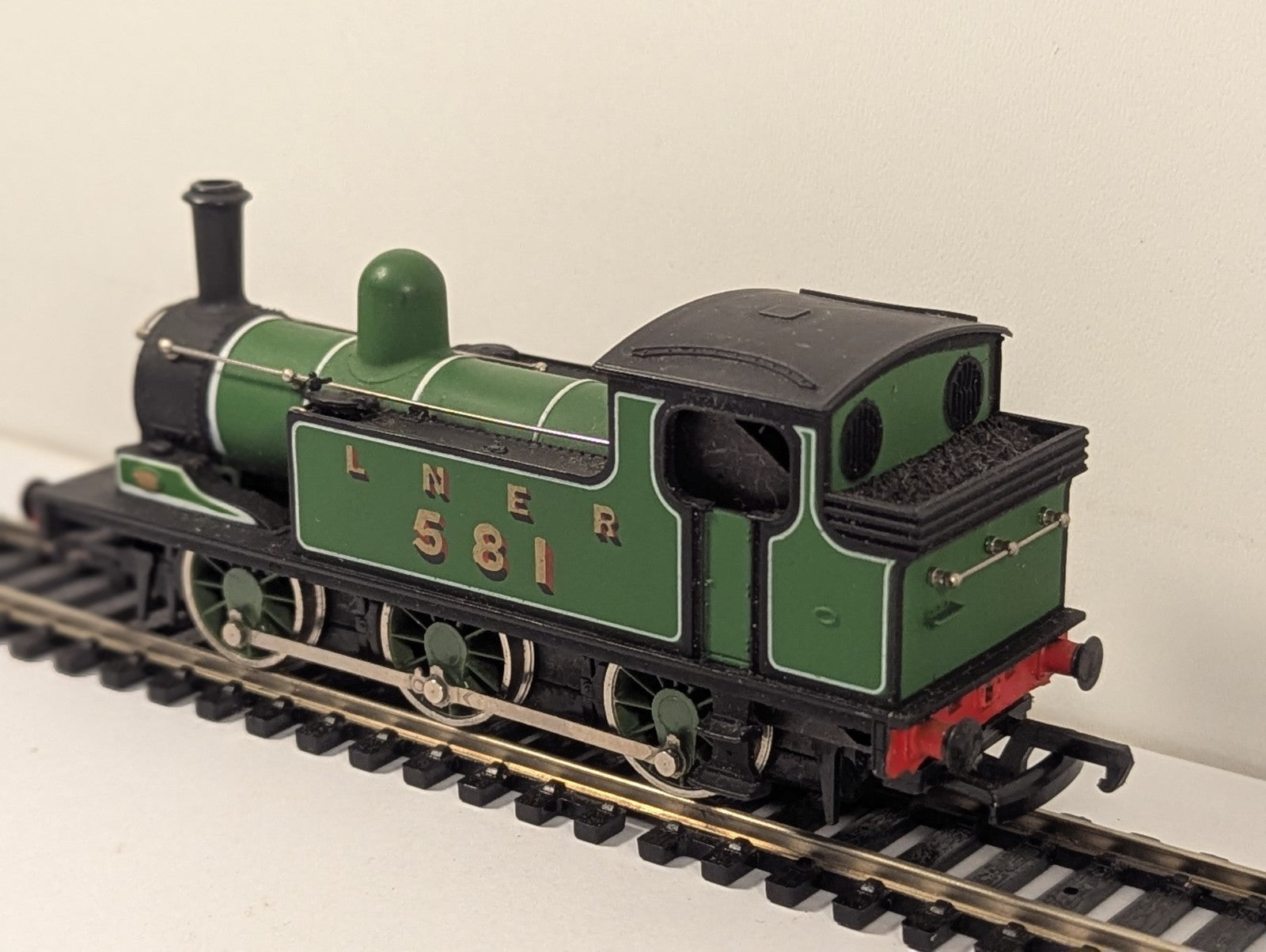 Mainline 37054 OO Gauge Class J72 0-6-0T LNER Apple Green – Spares/Repair