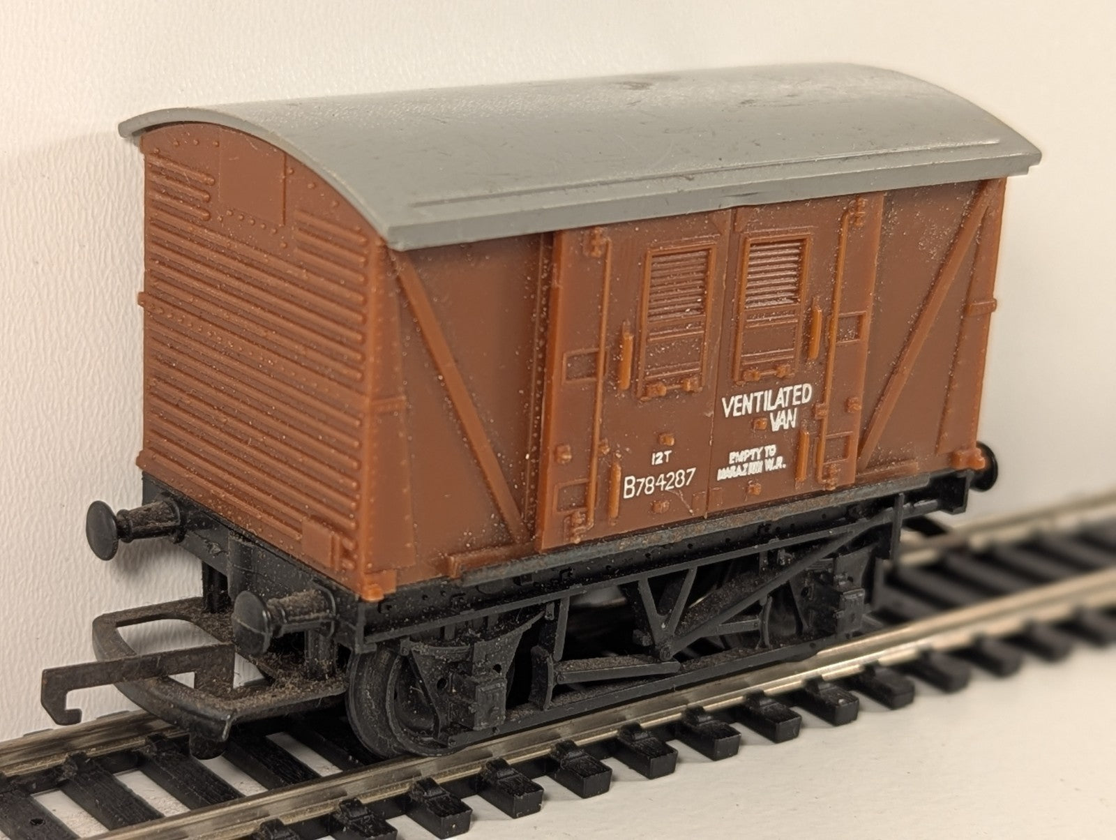 Hornby R011 BR Ventilated Van OO Gauge