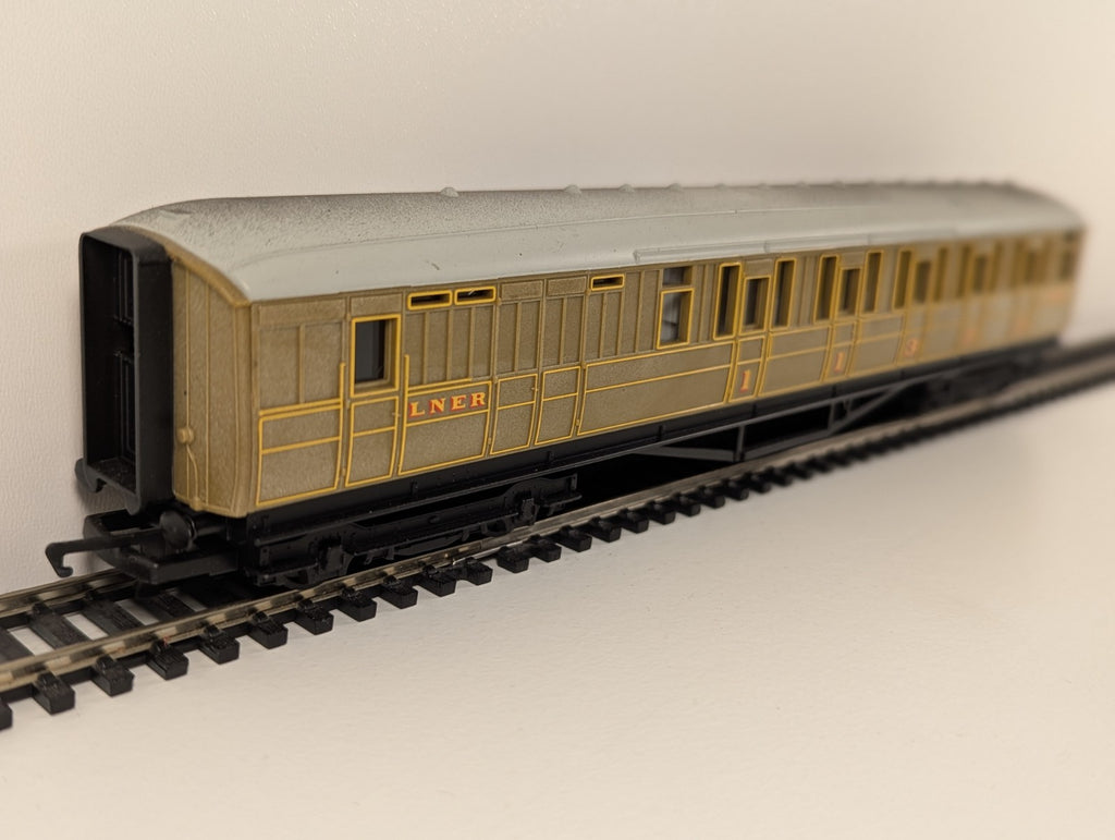 Hornby R4333 RailRoad OO Gauge LNER Teak Brake Composite Coach – No. 4237