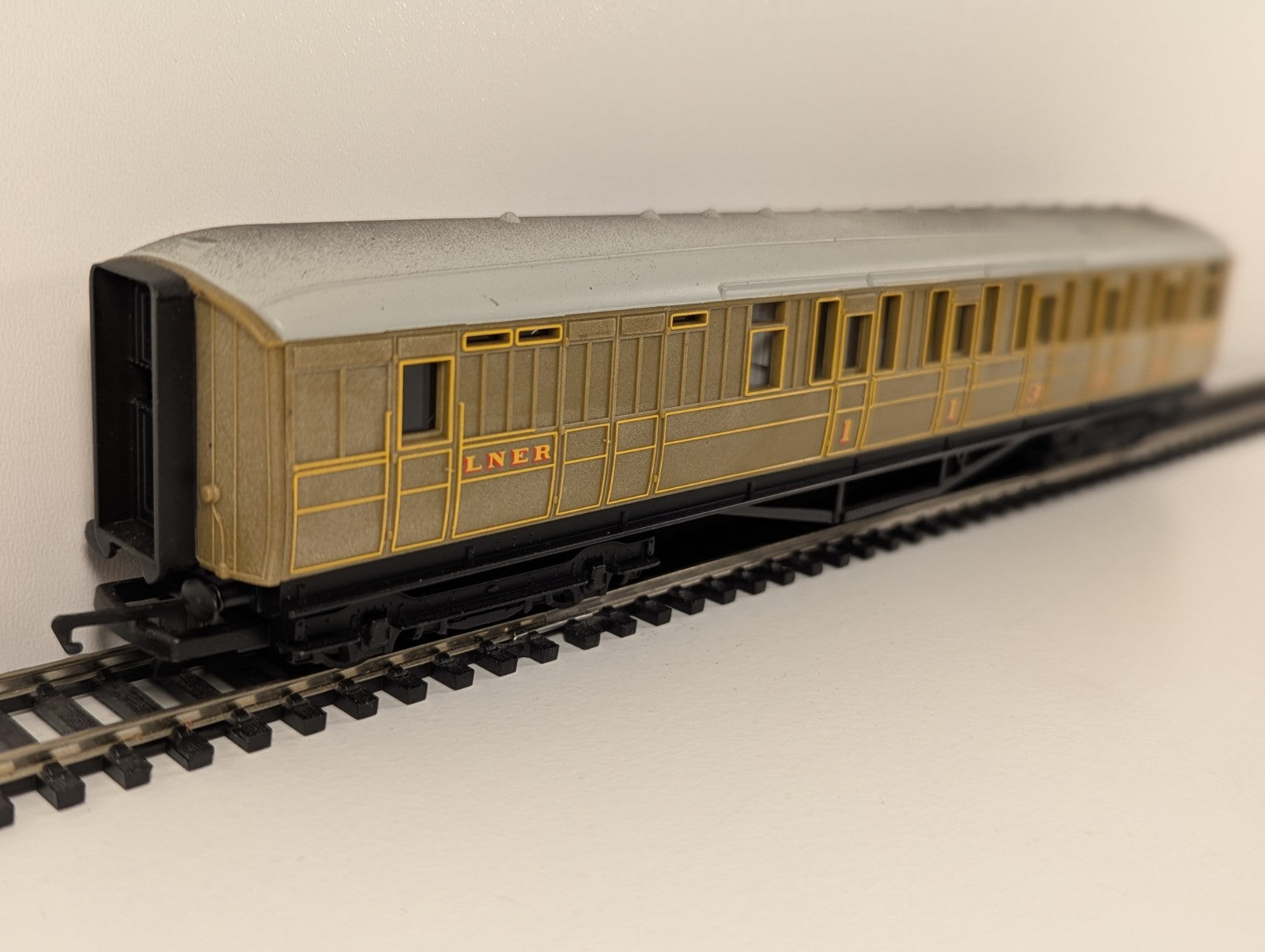 Hornby R4333 RailRoad OO Gauge LNER Teak Brake Composite Coach – No. 4237