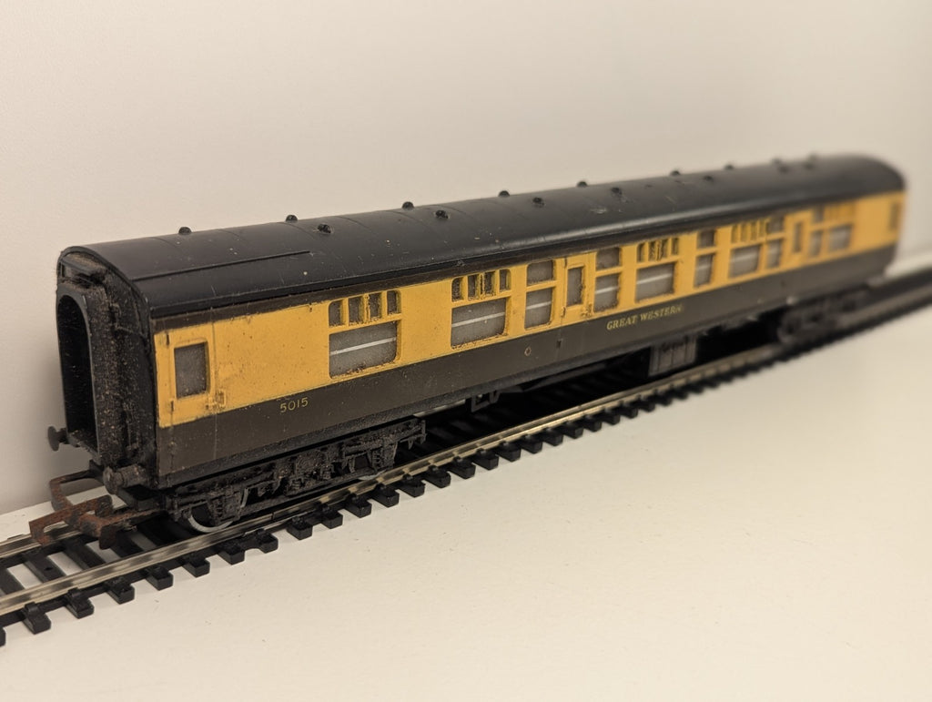 Hornby OO Gauge GWR Corridor Composite Coach 5015
