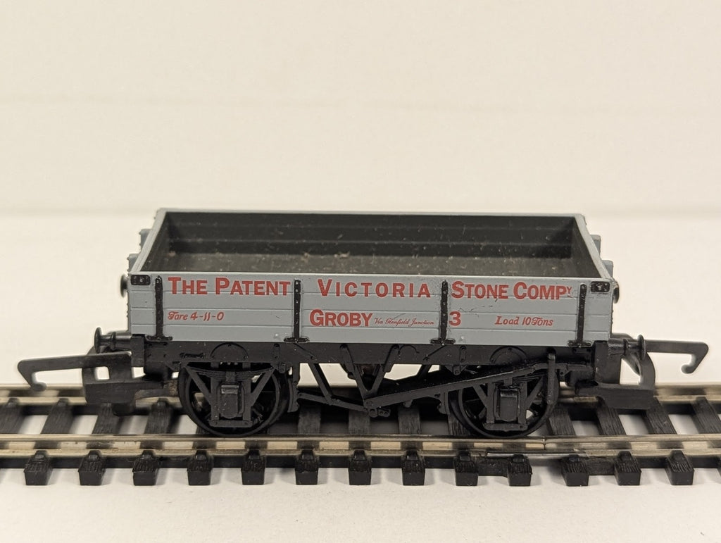 Hornby 37-930 3 Plank Wagon 'The Patent Victoria Stone Co.' finished in Grey liv