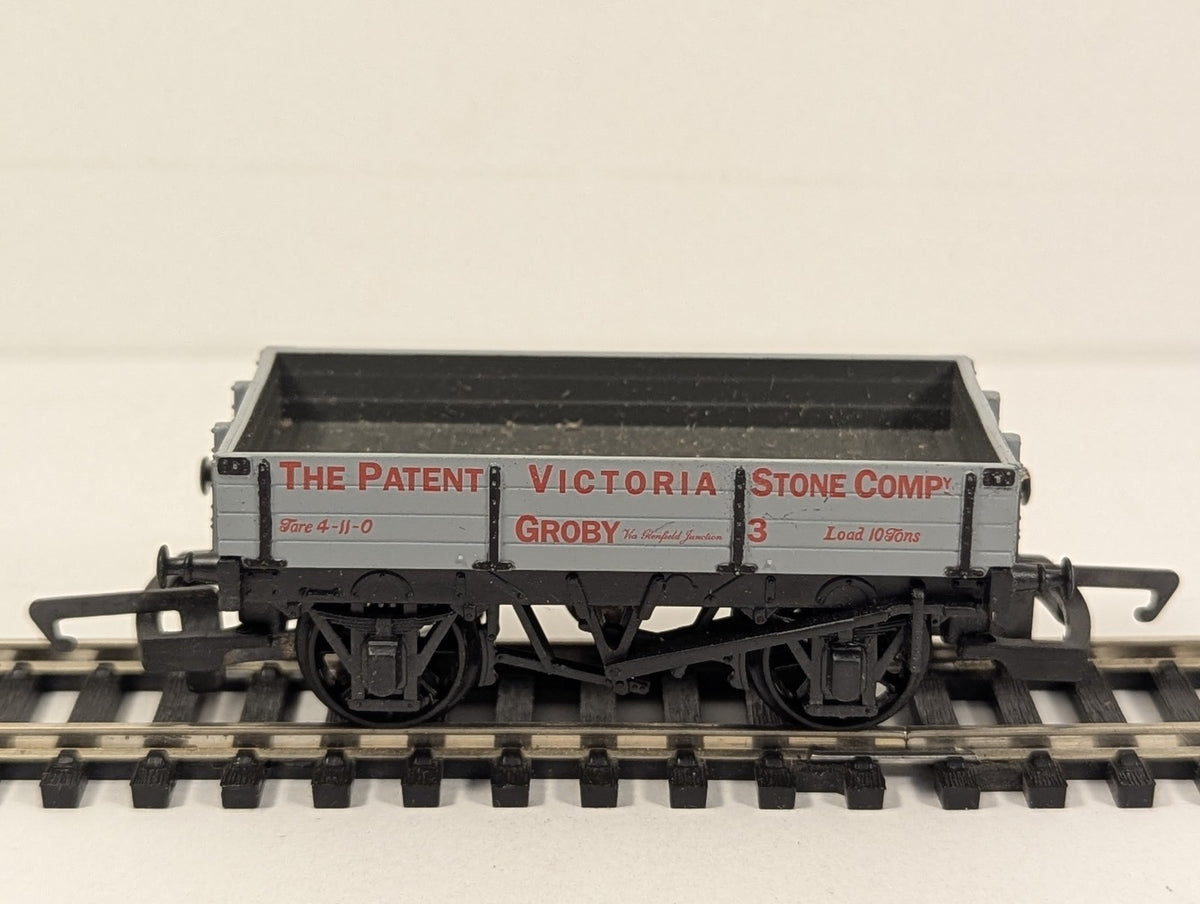 Hornby 37-930 3 Plank Wagon 'The Patent Victoria Stone Co.' finished in Grey liv