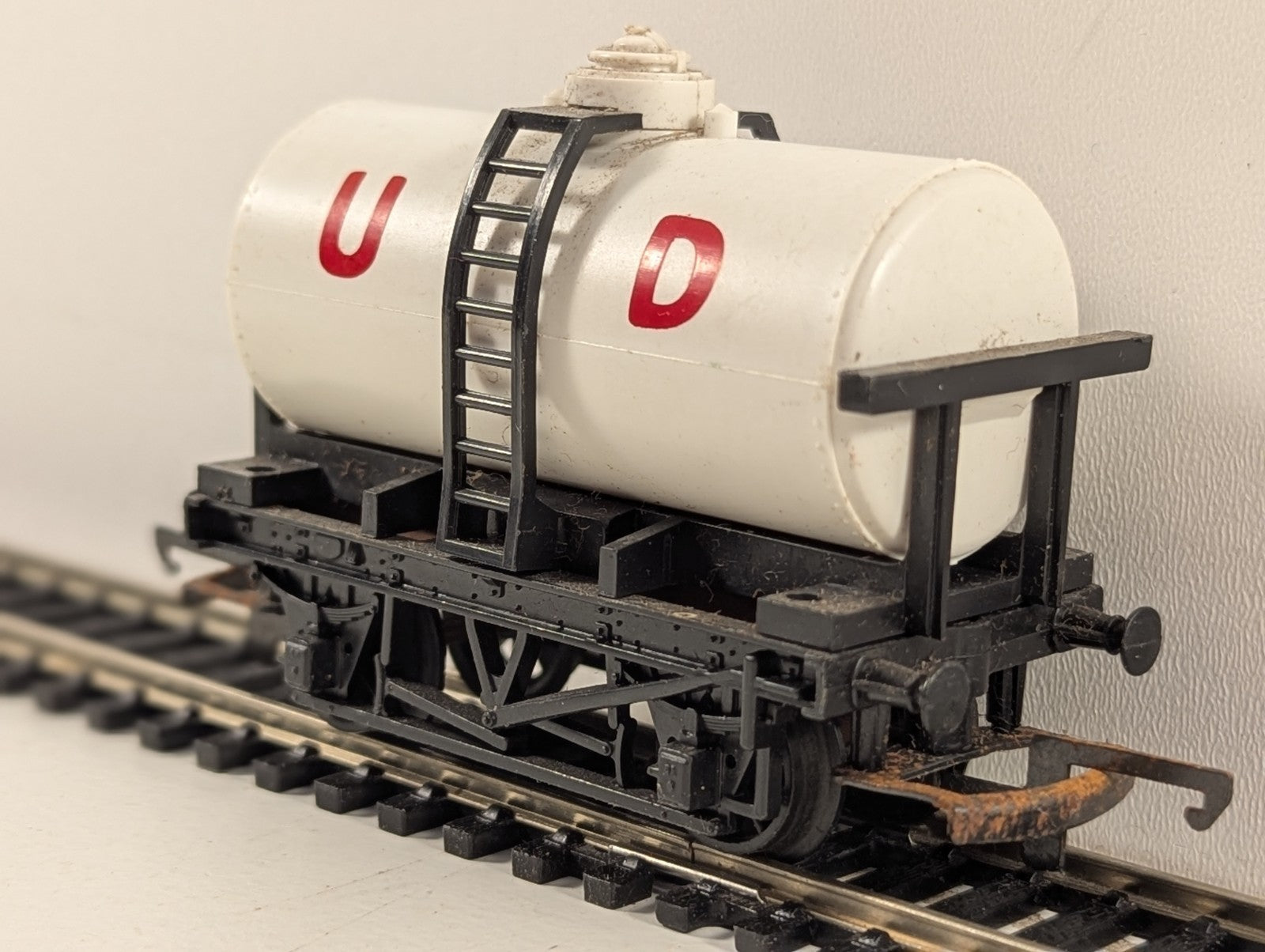 Tri-ang Hornby R15 OO Gauge White United Dairies Milk Tanker