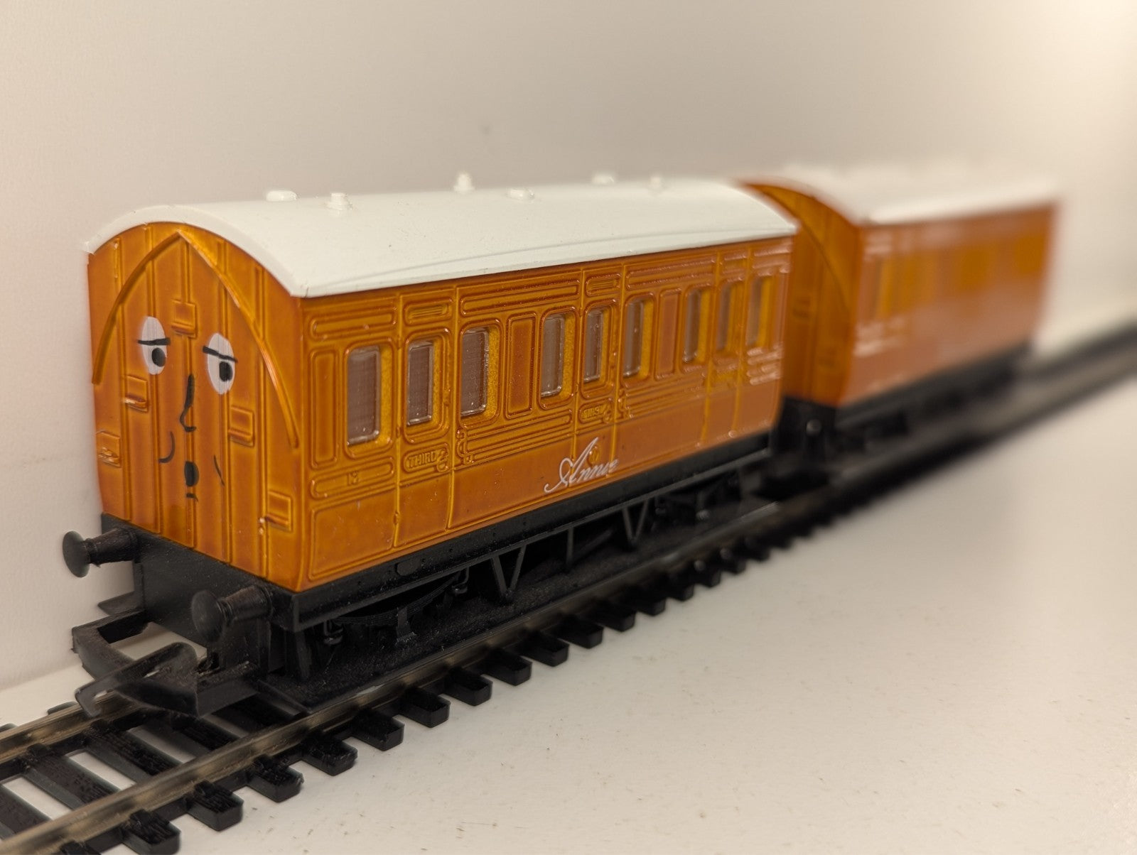 Hornby R9293 Annie & Clarabel Coaches OO Gauge