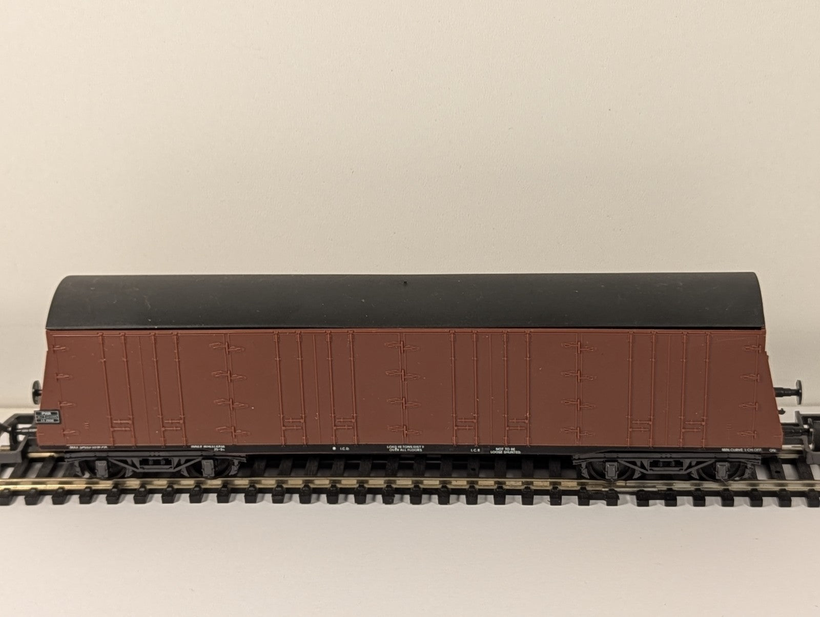 Lima OO Gauge PWA 82T Procor Bogie Pallet Van Red