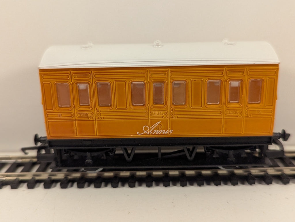 Hornby R110 OO Gauge Thomas & Friends Annie Coach