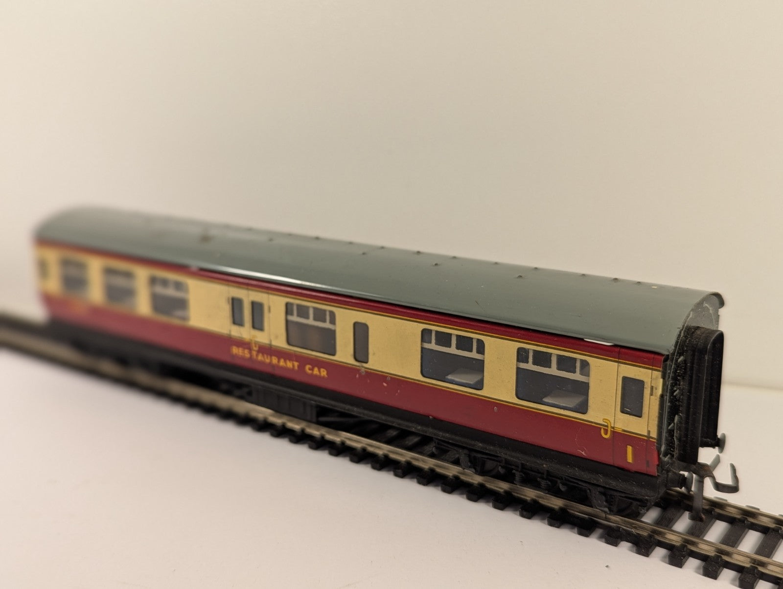 Hornby-Dublo 32097 OO Gauge BR Restaurant Car Blood & Custard Boxed