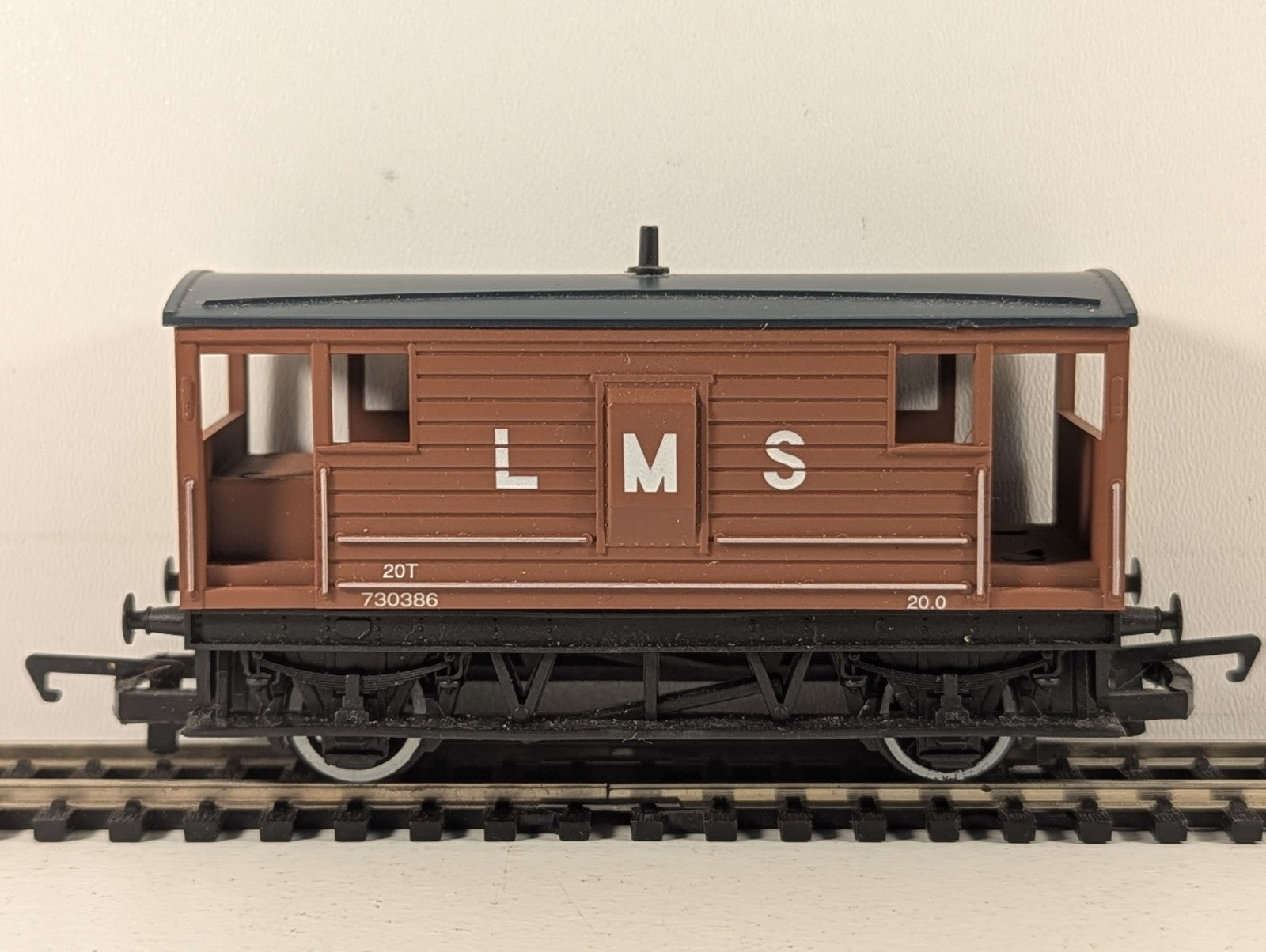 Hornby OO Gauge LMS 20 Ton Brake Van 730386 LMS Bauxite R016