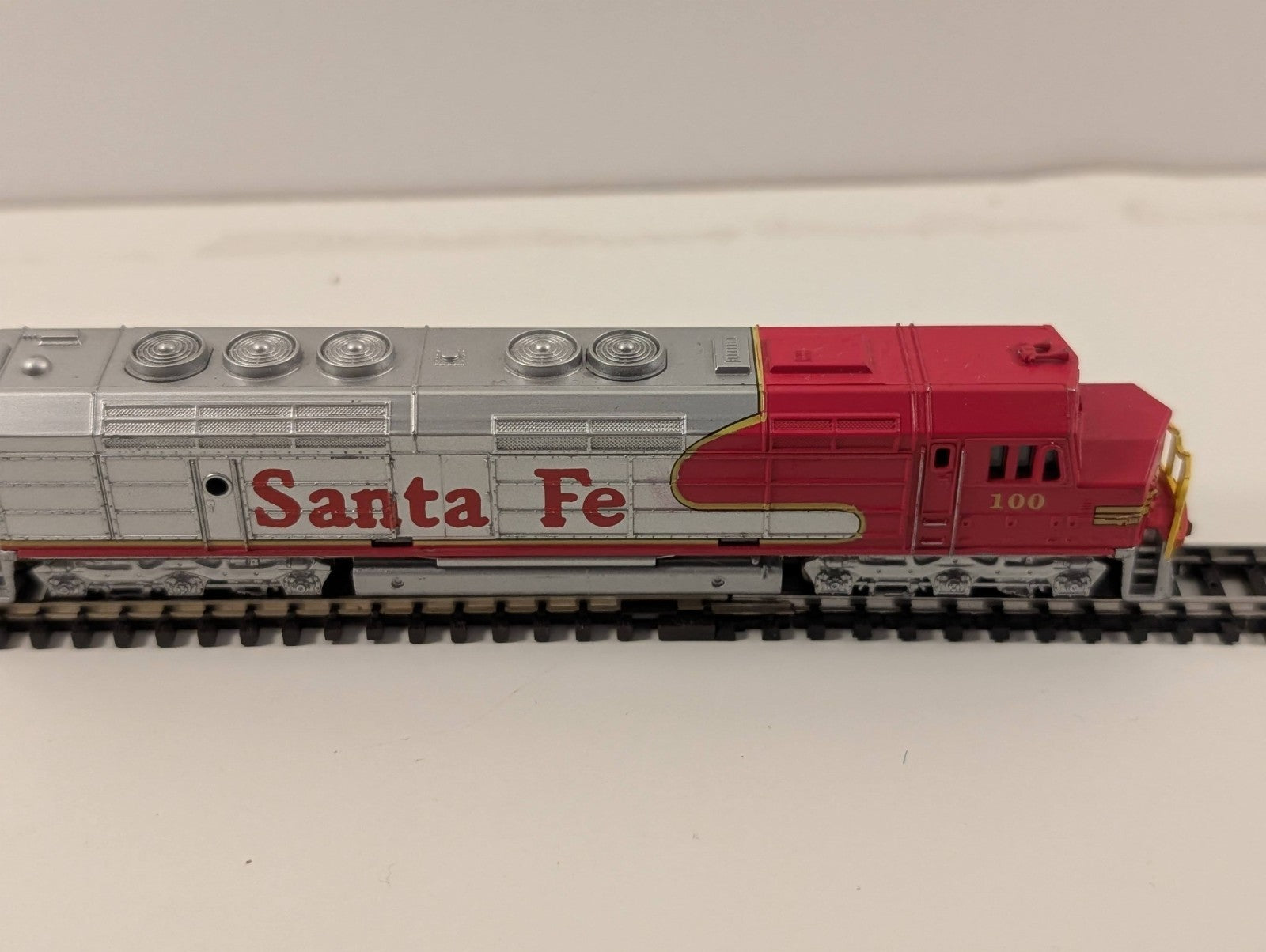 Del Prado F45 “Santa Fe 100” Locomotive – N Gauge (1:160 Scale)