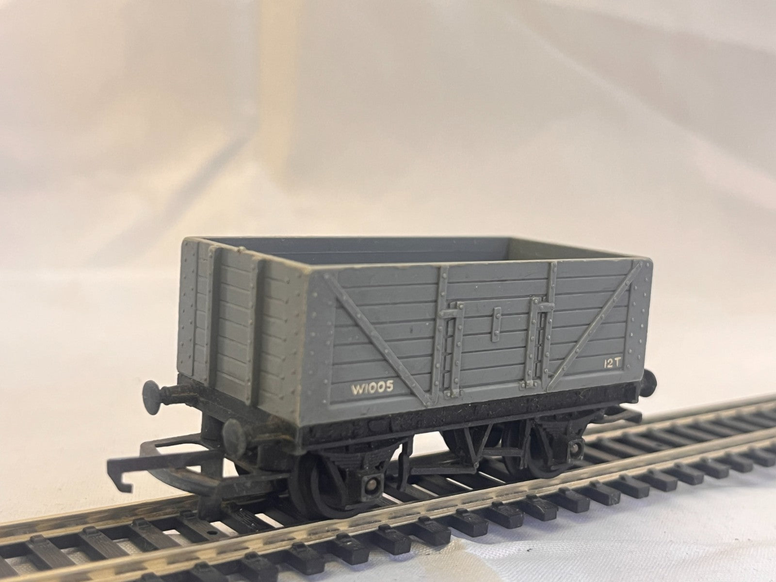 Tri-ang R10 OO Gauge 12 Ton Open Goods Truck Grey