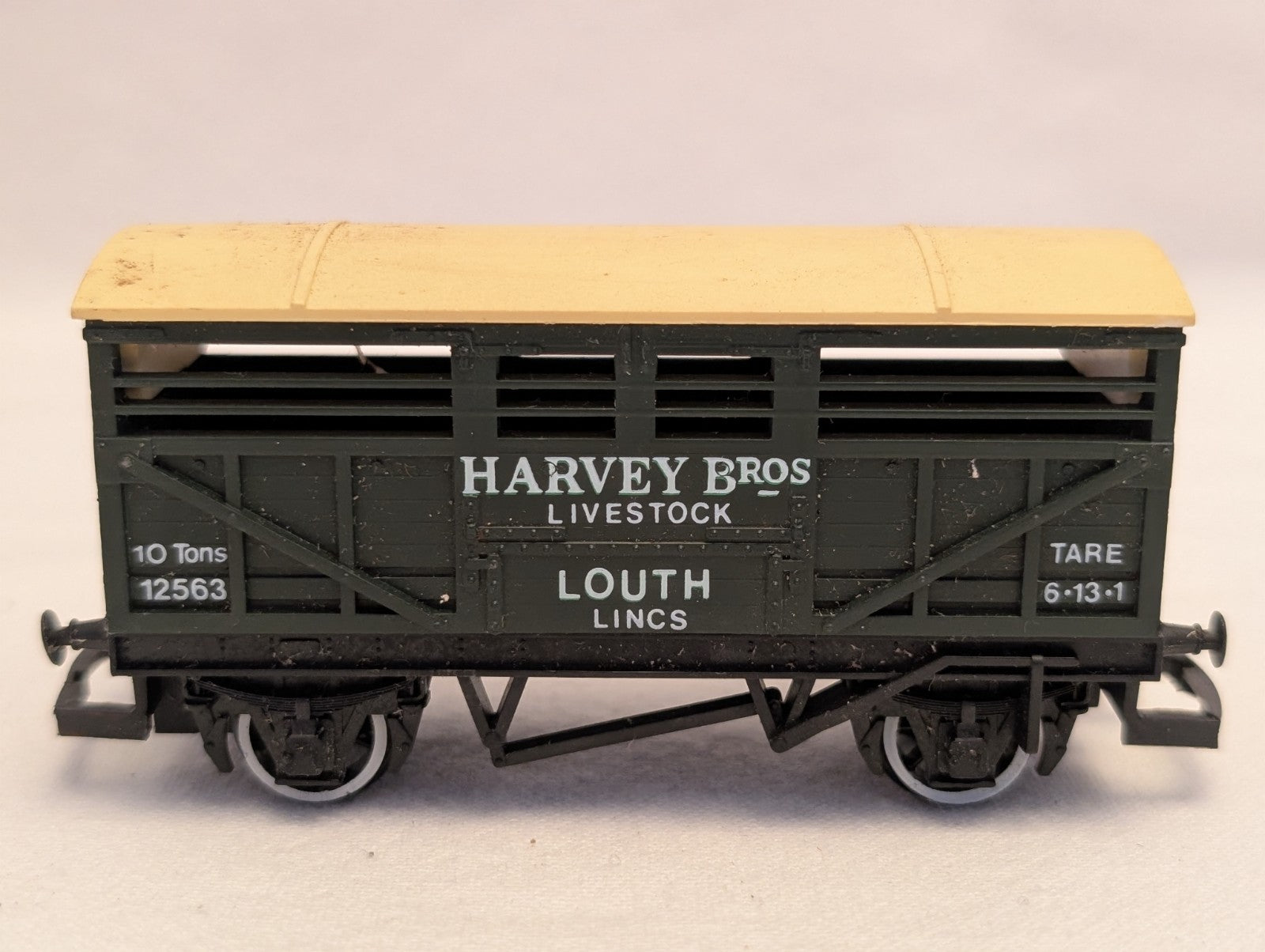Hornby OO Gauge Harvey Bros 10 Ton Cattle Wagon Goods Wagon 12563