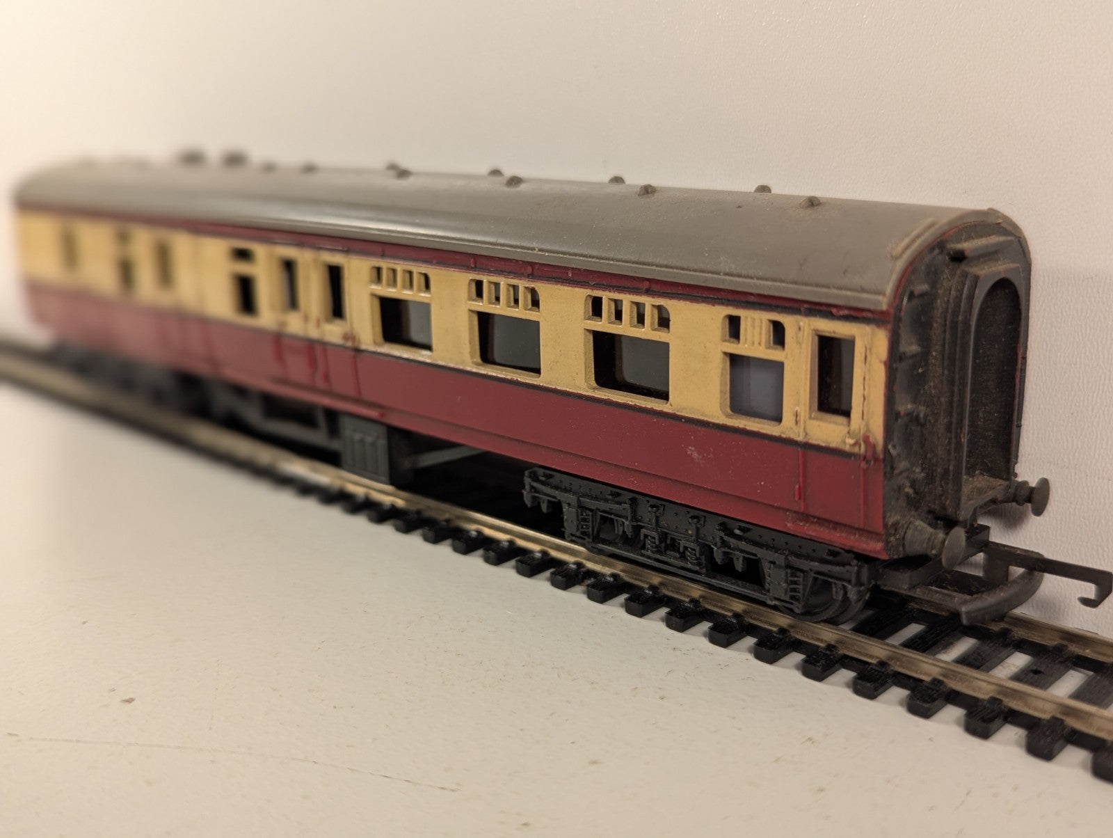 Tri-ang R28 OO Gauge BR Brake Coach Crimson & Cream