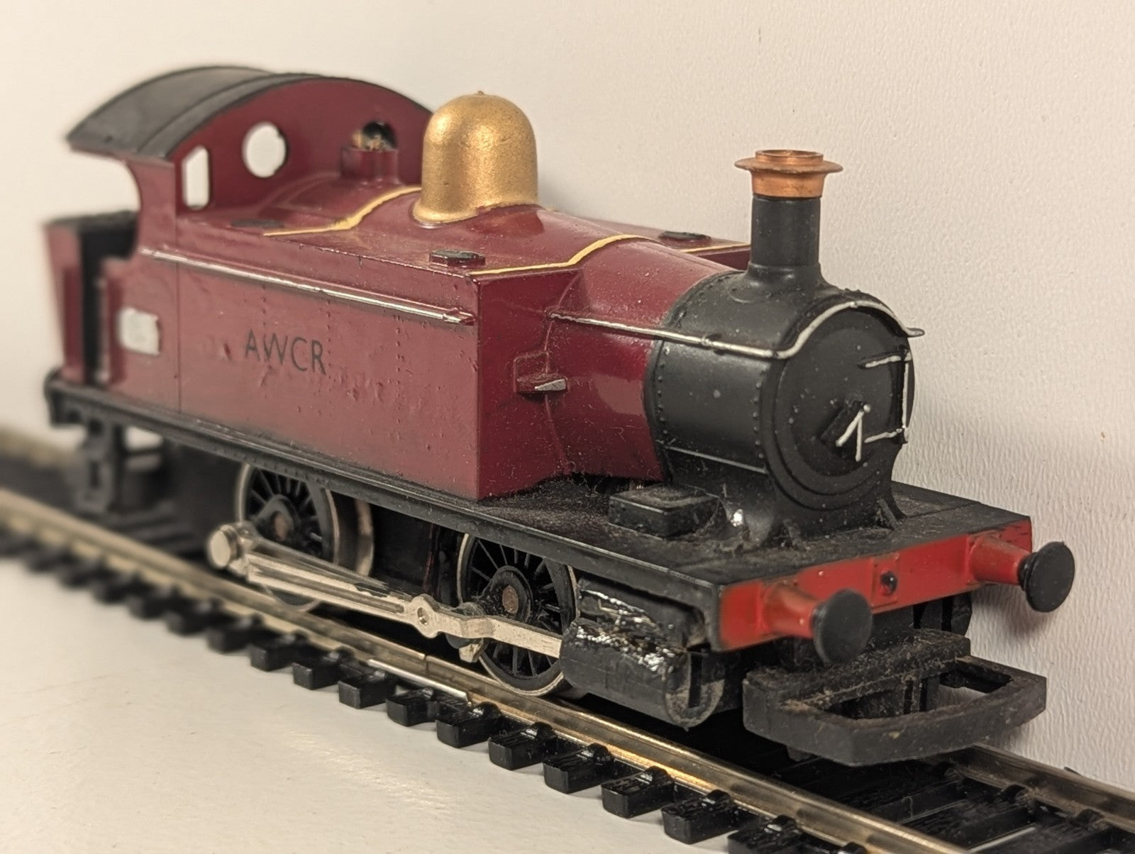 Hornby OO Gauge Holden Class 101 0-4-0T Steam Locomotive Repainted Maroon