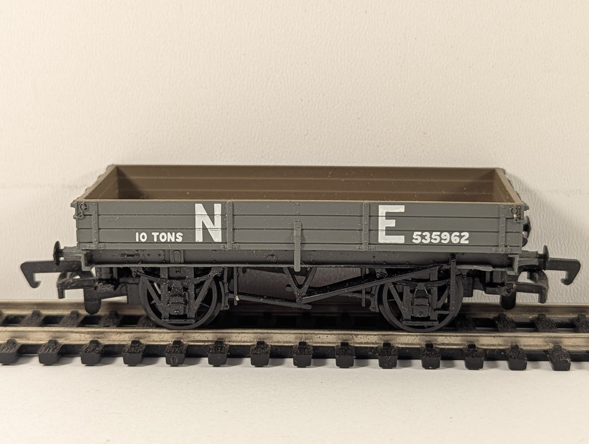 Mainline OO Gauge 3 Plank Wagon Goods Wagon 535962 NE Grey 937379
