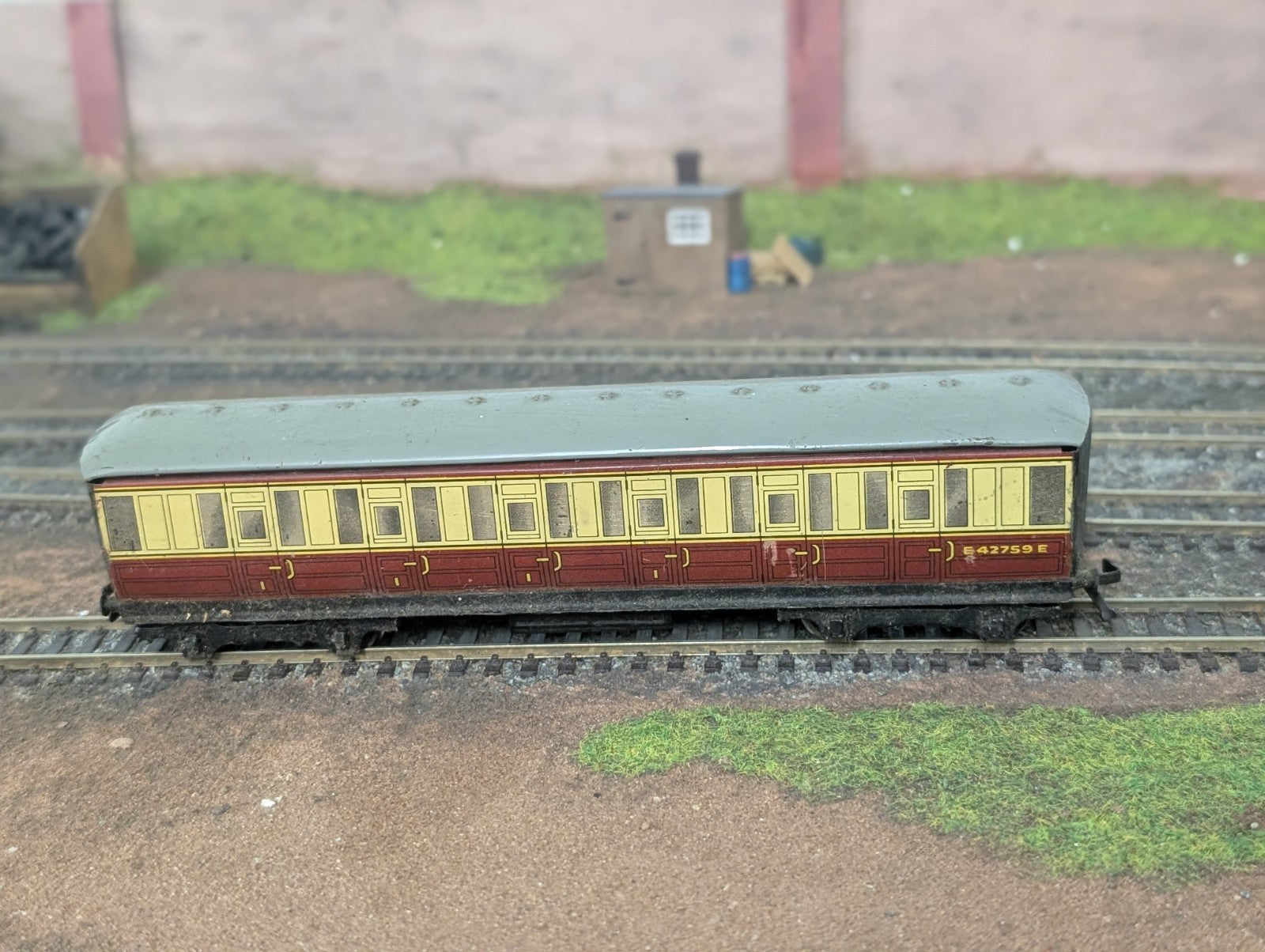 Hornby Dublo 32013 LNER Gresley teak composite in BR crimson & cream E42759E