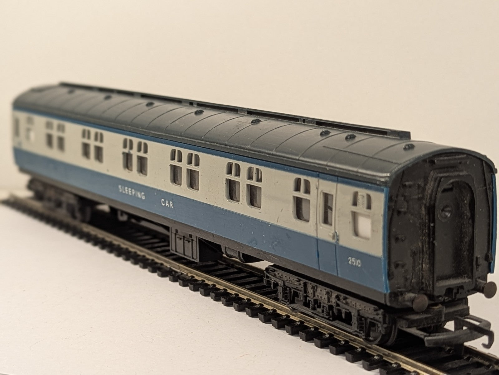 Hornby R339 OO Gauge BR Blue/Grey Mk1 Sleeper Coach No. 2510
