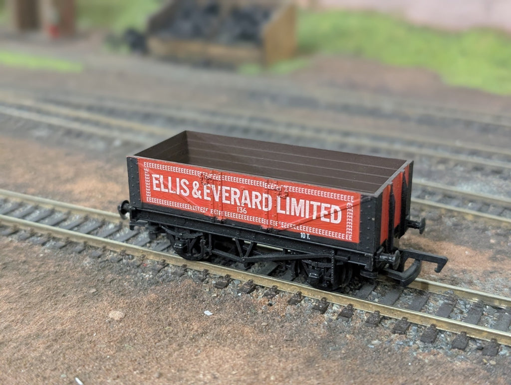 Mainline Ellis & Everard Limited 5 Plank Wagon 136 10T OO Gauge