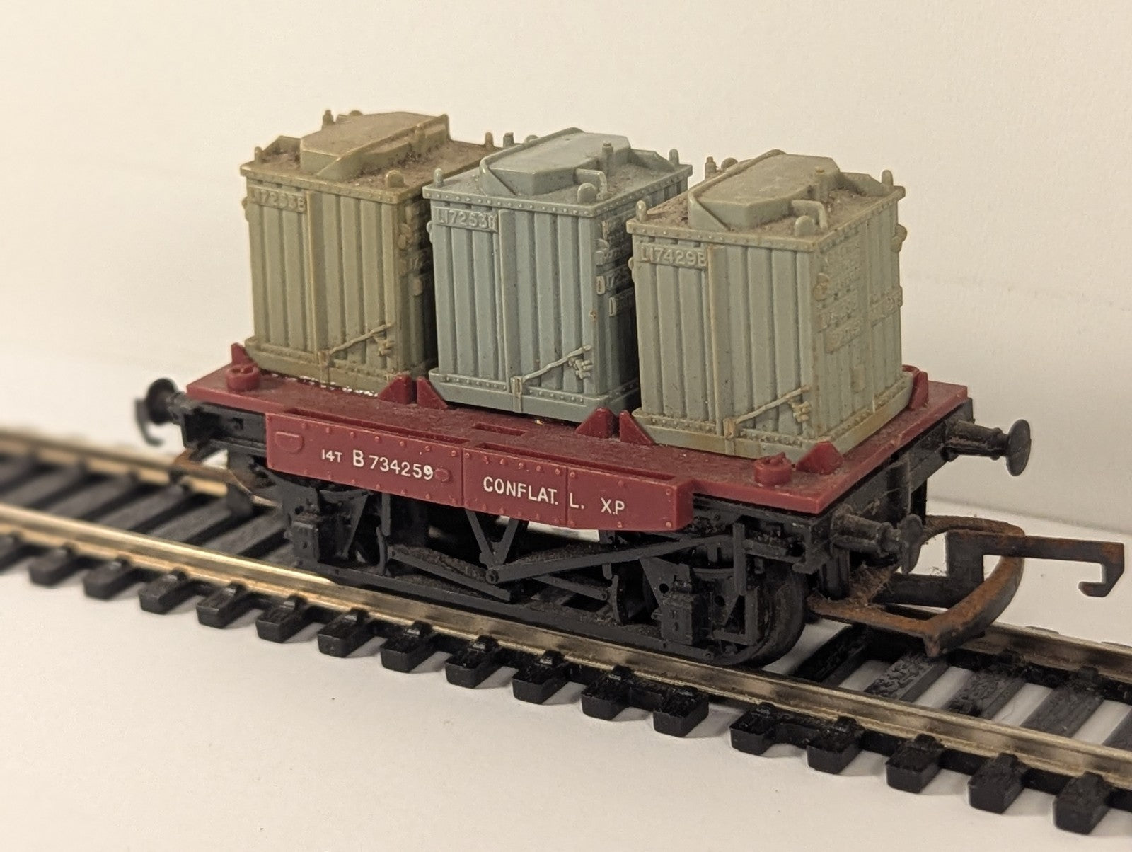 Hornby R240 OO Gauge BR Conflat L Wagon B734259 with 3 Containers