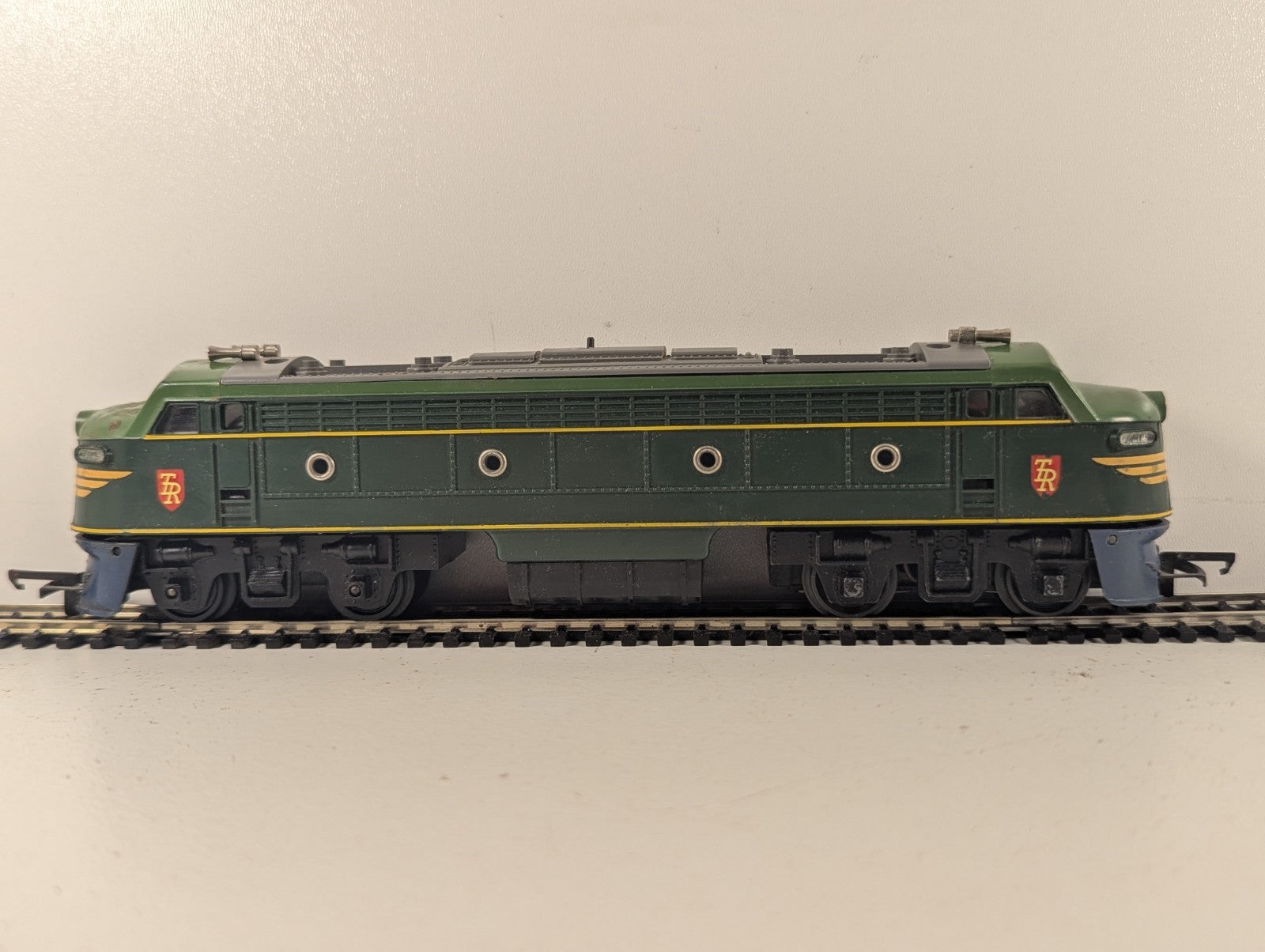Tri-ang OO Gauge Transcontinental Double-Ended Diesel Locomotive Green