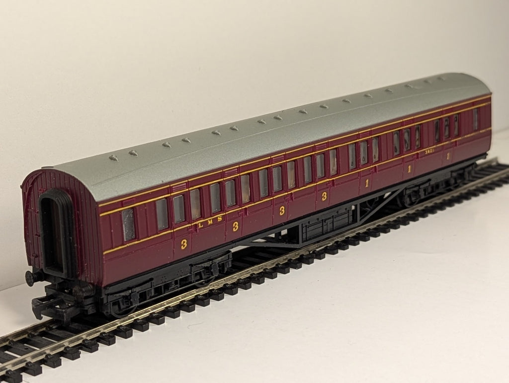 Mainline OO Gauge LMS 57ft Corridor Composite Coach 3621 Maroon