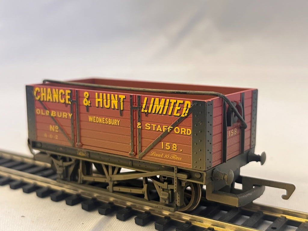 Hornby OO Gauge Chance & Hunt Limited 7 Plank Wagon Weathered