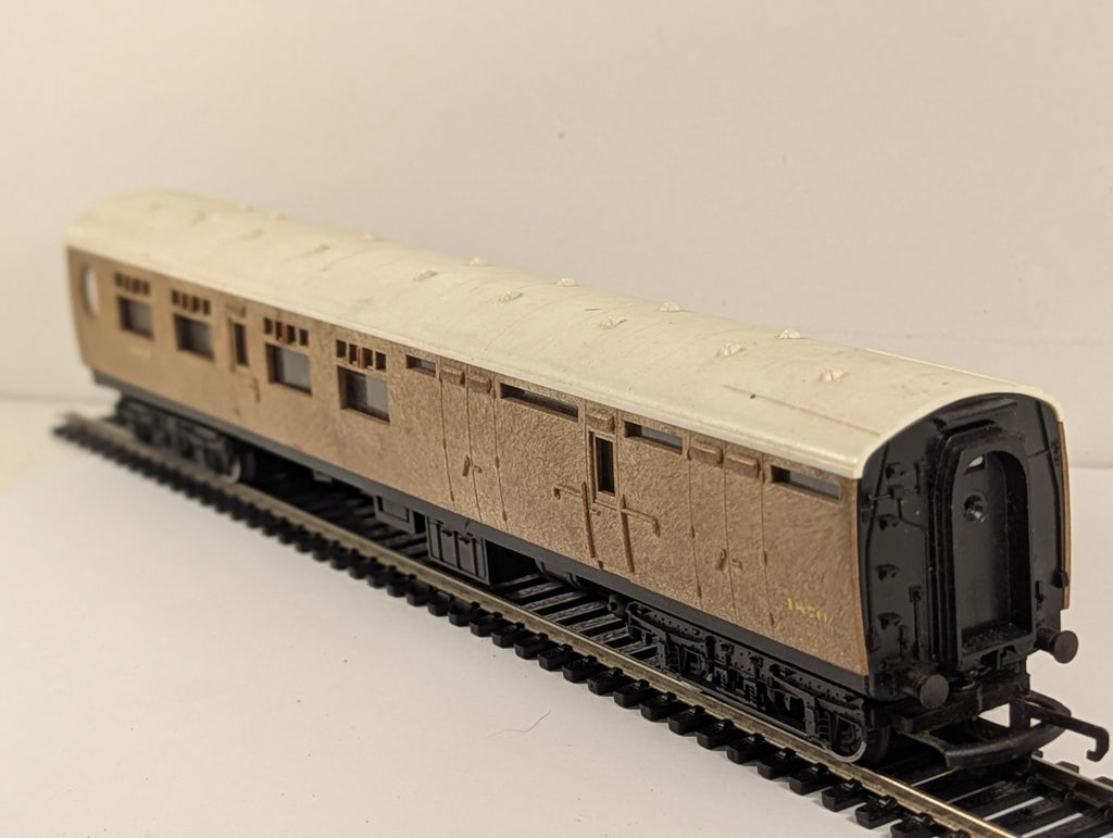 Hornby R938 OO Gauge LNER Corridor Brake Third Coach No. 1870