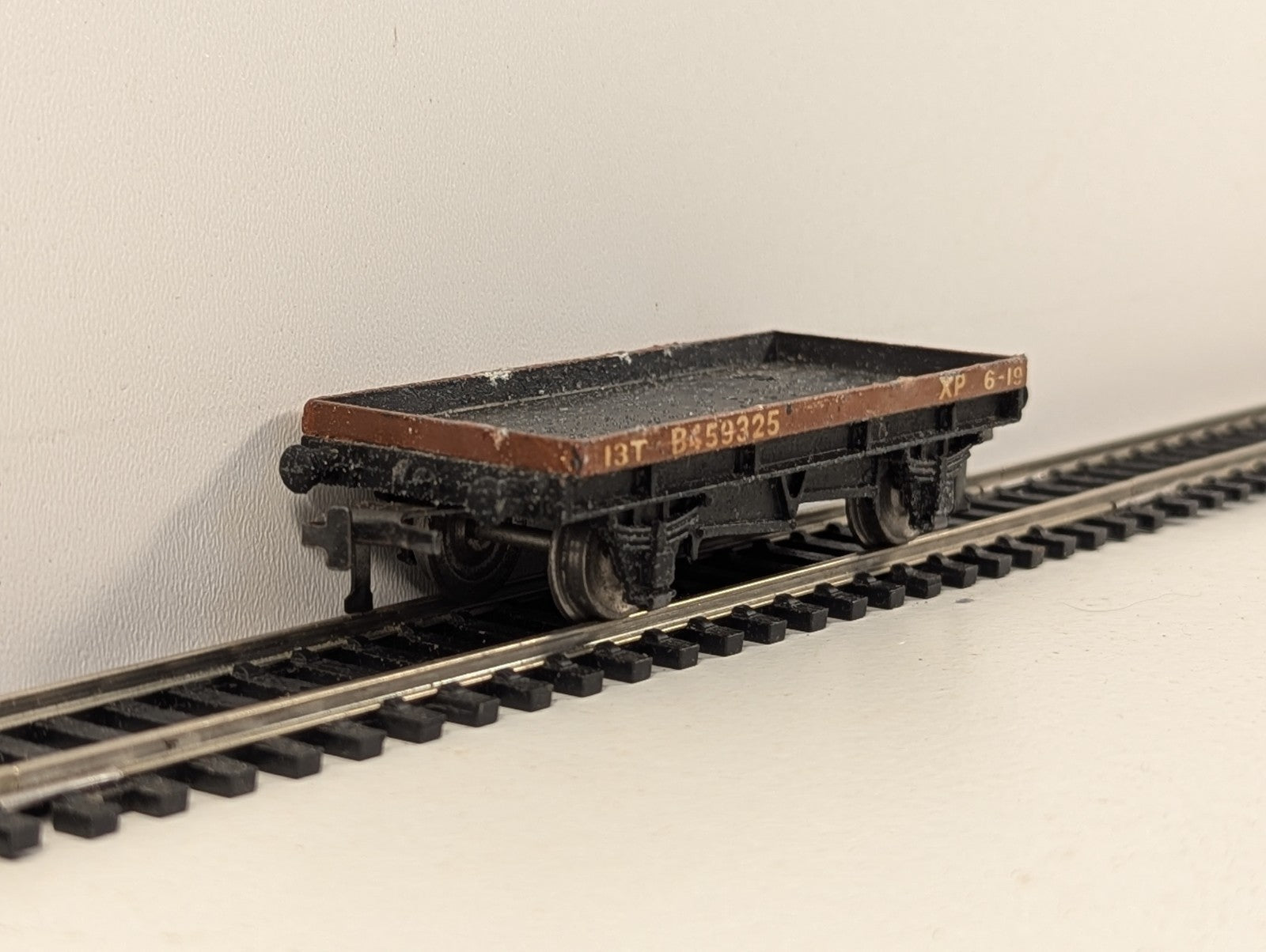 Hornby Dublo 32085 OO Gauge Brown Low-Sided Wagon - Boxed