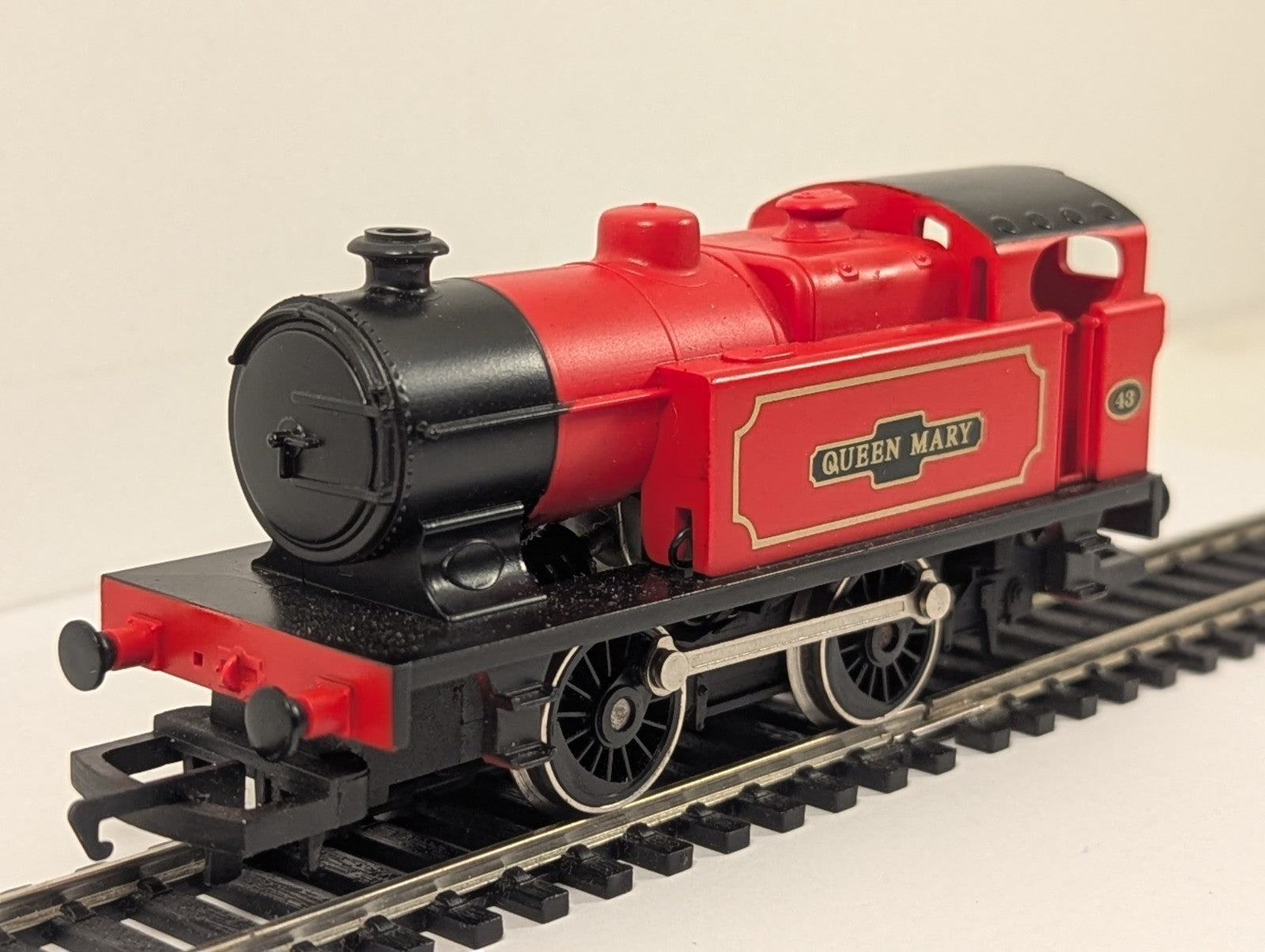 Hornby OO Gauge Class 0F Holden 101 0-4-0T 'Queen Mary' Steam Loco