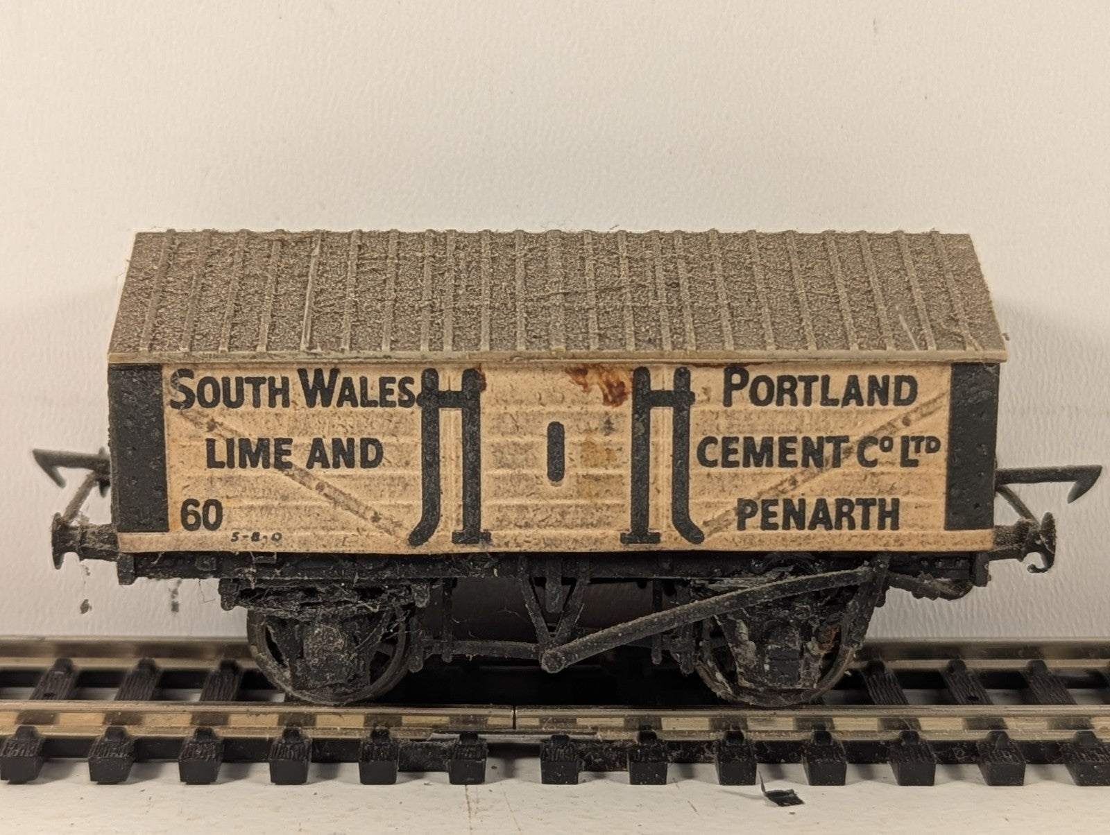 Peco OO Gauge South Wales Lime & Portland Cement Co Penarth Covered Van