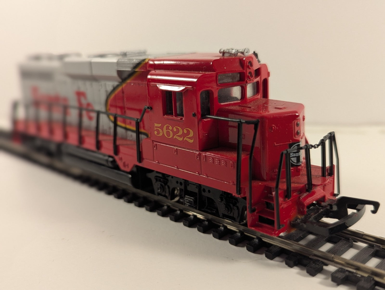 Bachmann HO Scale GP30 Diesel – Santa Fe No. 5622