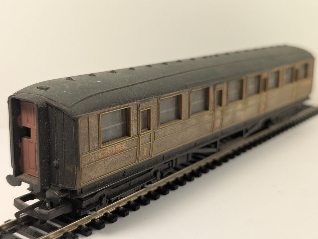 Hornby RailRoad OO Gauge LNER Teak Composite Coach Repainted Roof