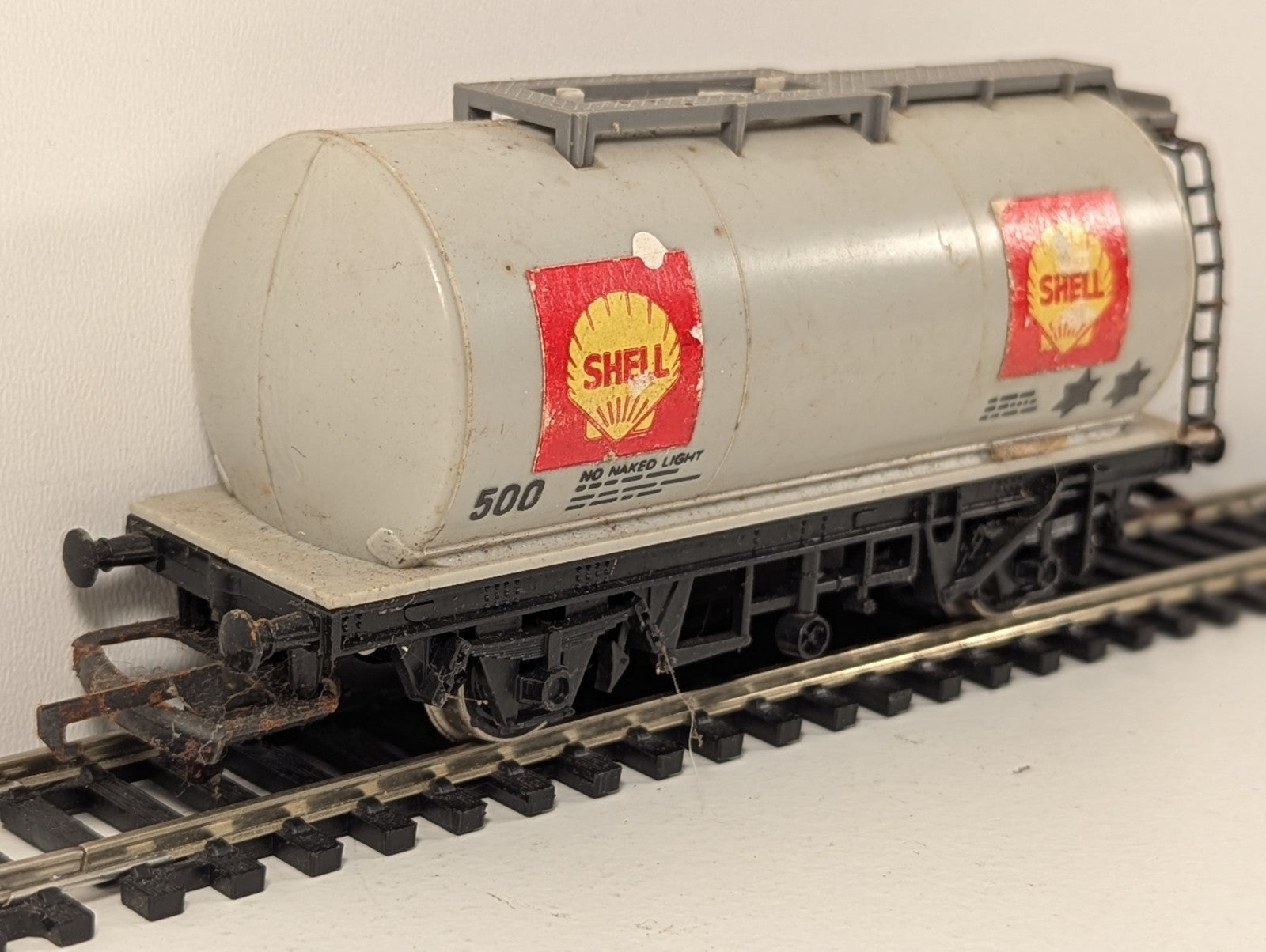 Hornby R020 OO Gauge Shell Tanker Wagon