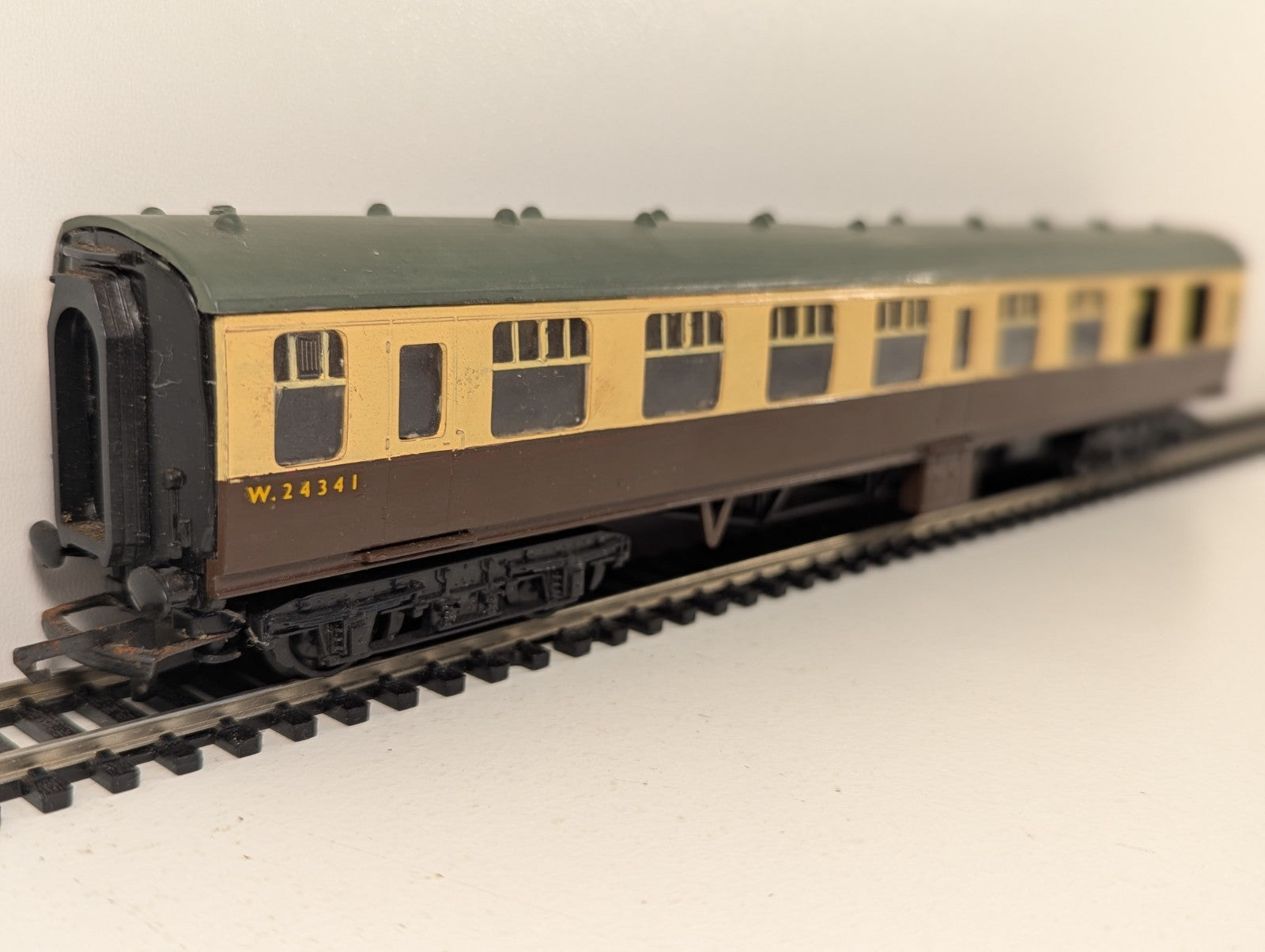 Kitmaster OO Gauge BR Mk1 Coach Chocolate & Cream