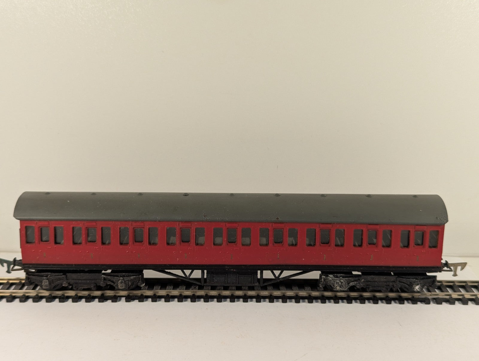 Graham Farish OO Gauge 1st Class Suburban Coach Maroon Boxed