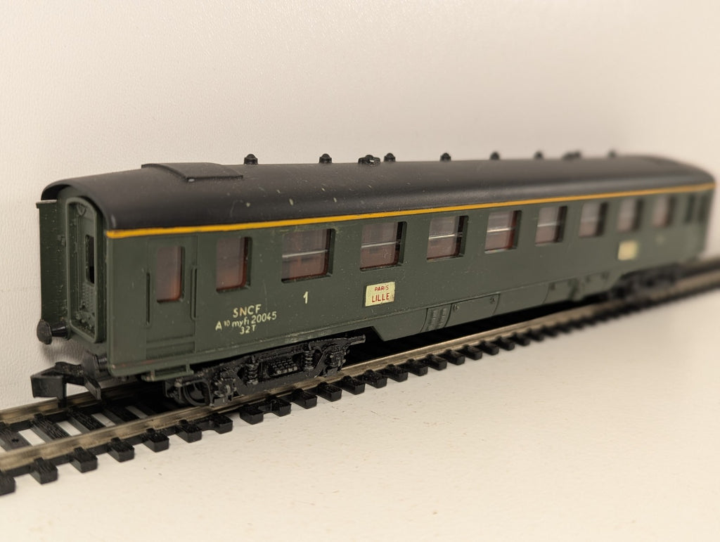 Hornby Acho HO gauge 734 Paris–Lille Green 1st Class Coach