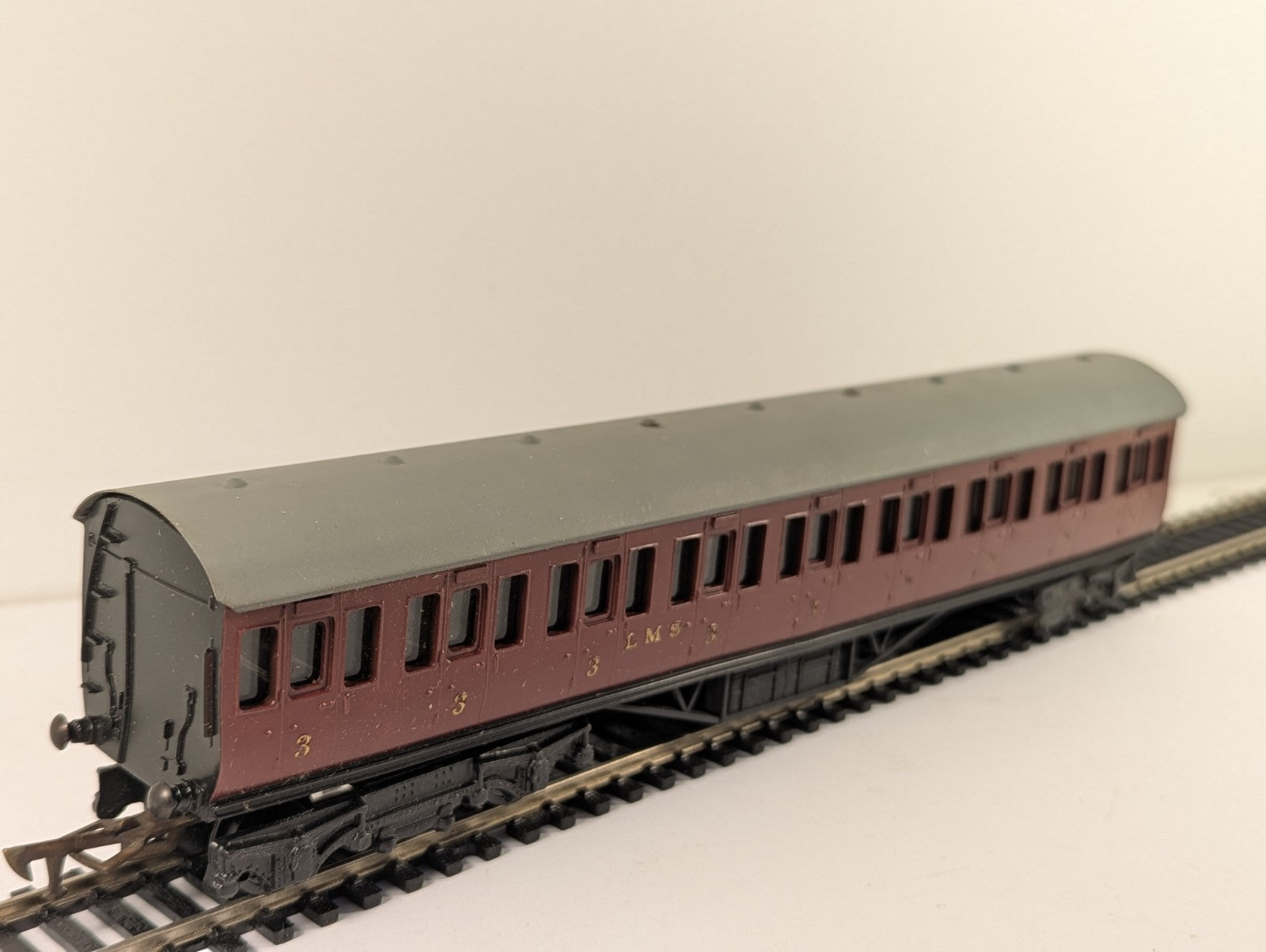 Graham Farish OO Gauge LMS 3rd Class Red Suburban Composite Coach Boxed