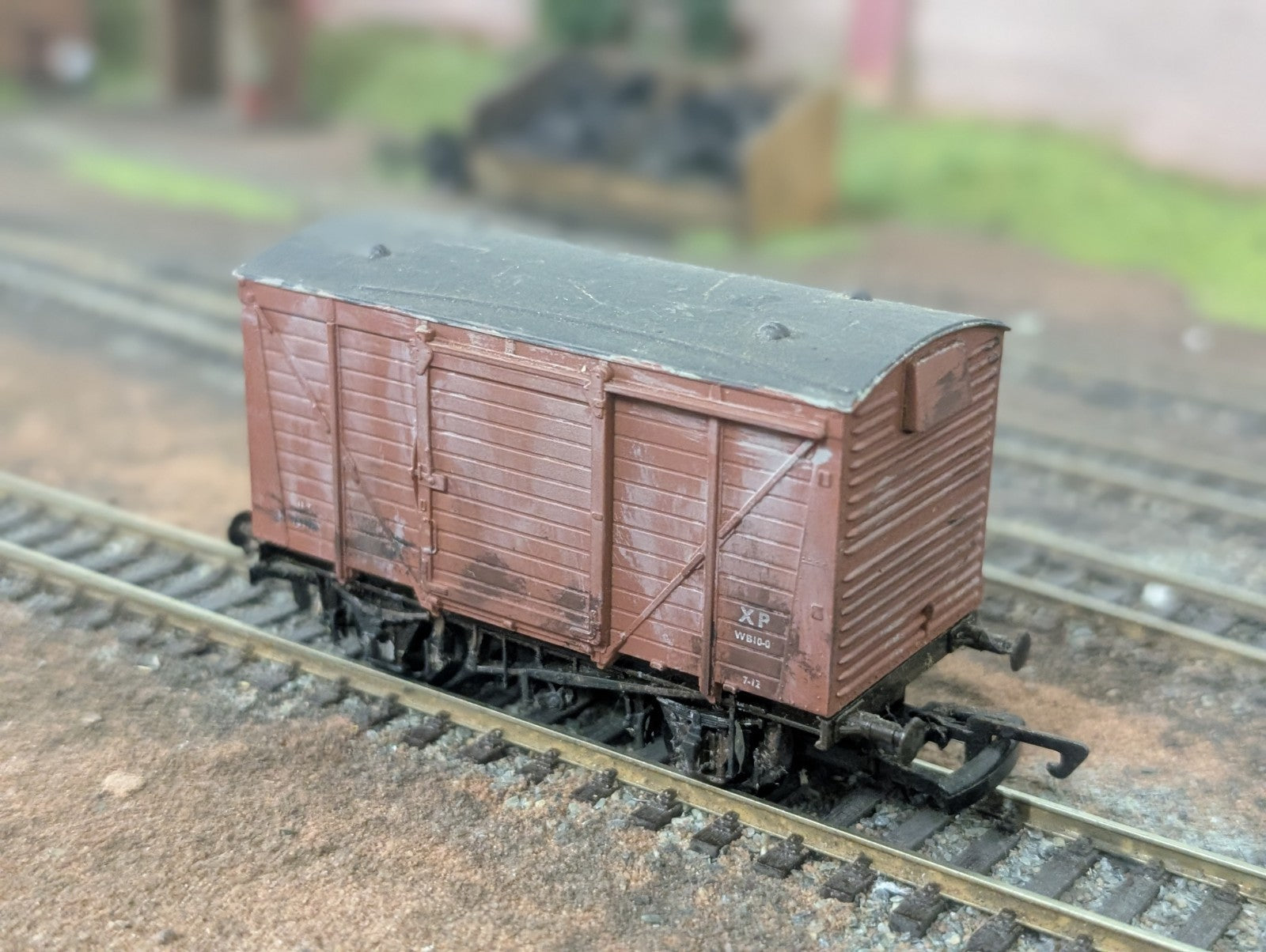 Airfix 12t Single Vent Van B751707 Brown OO Gauge