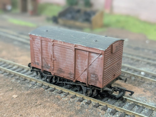 Airfix 12t Single Vent Van B751707 Brown OO Gauge