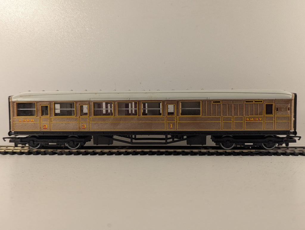 Hornby OO Gauge LNER Gresley Brake Coach Passenger Coach 4237 LNER Teak R477