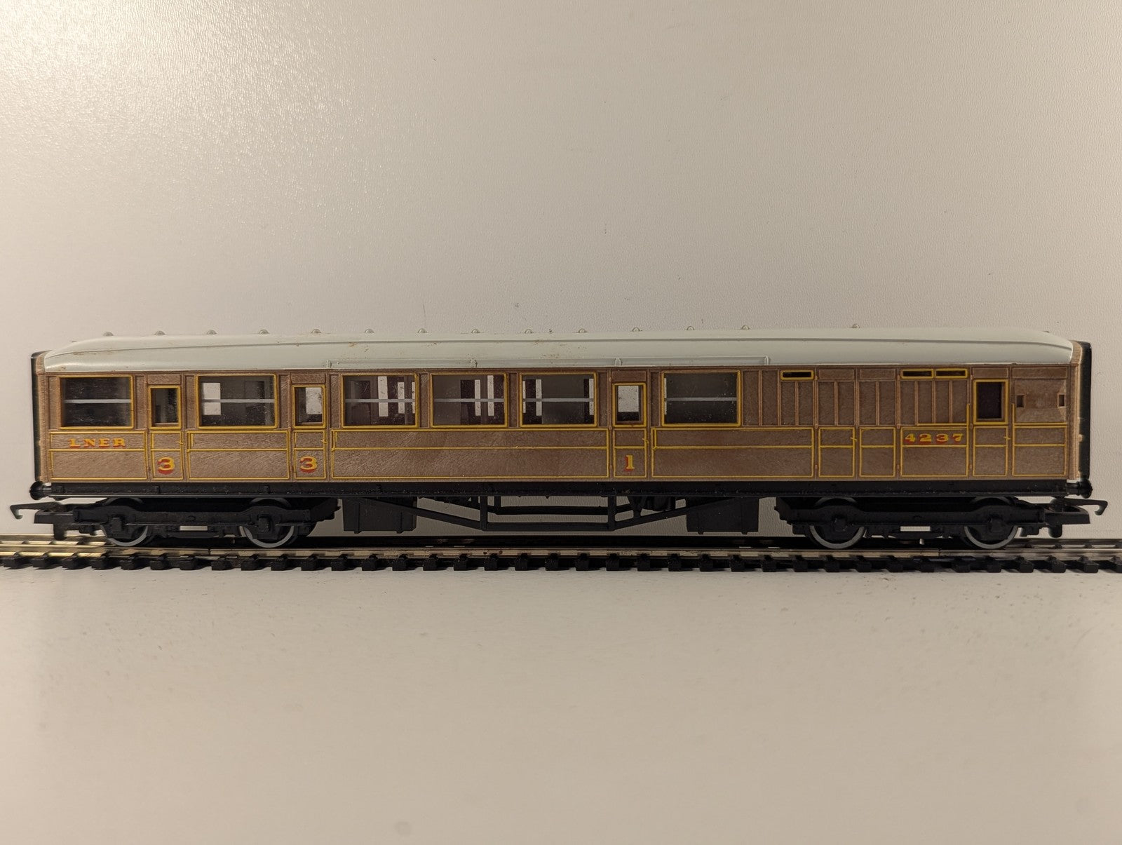 Hornby OO Gauge LNER Gresley Brake Coach Passenger Coach 4237 LNER Teak R477