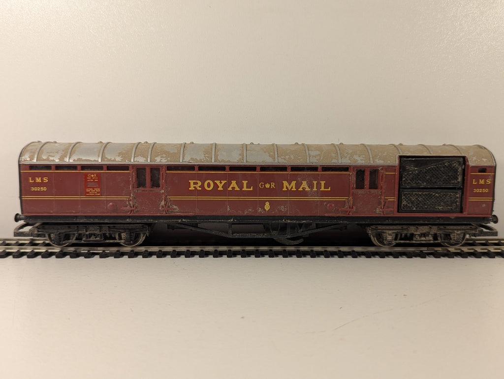 Tri-ang OO Gauge LMS Red Composite Corridor Coach