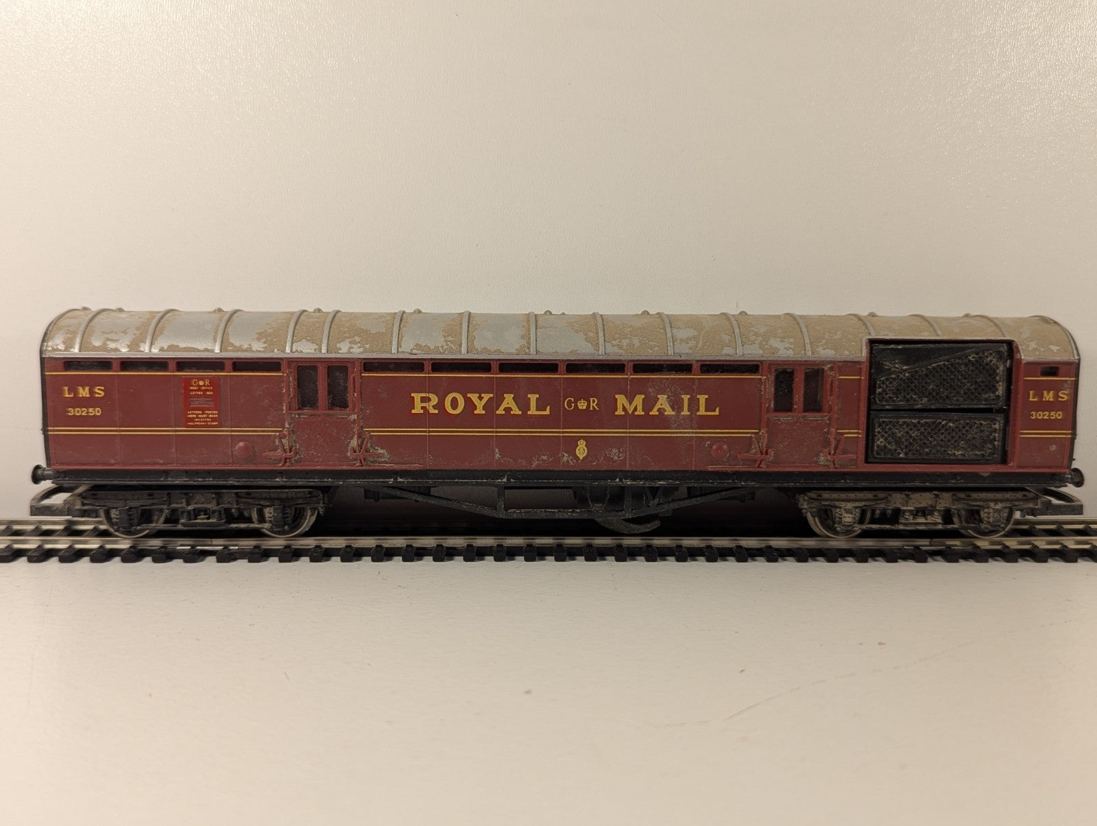 Tri-ang OO Gauge LMS Red Composite Corridor Coach