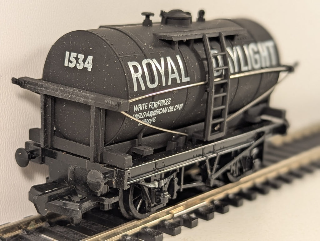 Mainline 37-134 OO Gauge Royal Daylight Paraffin Tank Wagon - Boxed