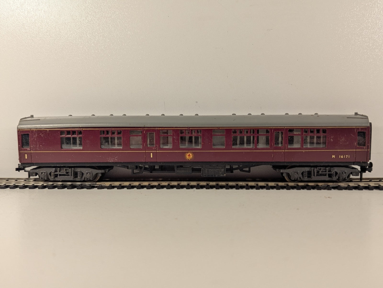 Trix OO Gauge BR Maroon Passenger Coach M16171