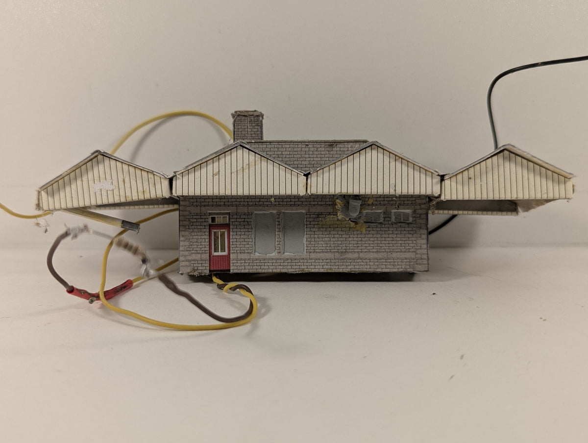 Metcalfe N Gauge Island Platform Building with lights