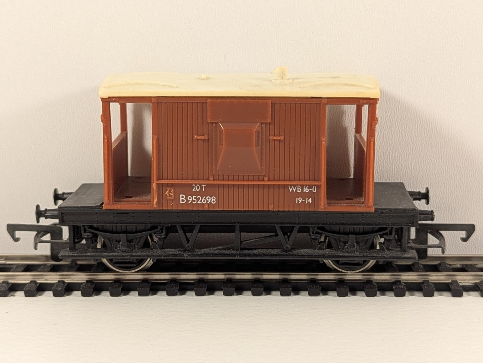 Hornby R218 BR 20 Ton Brake Van B952698 – OO Gauge
